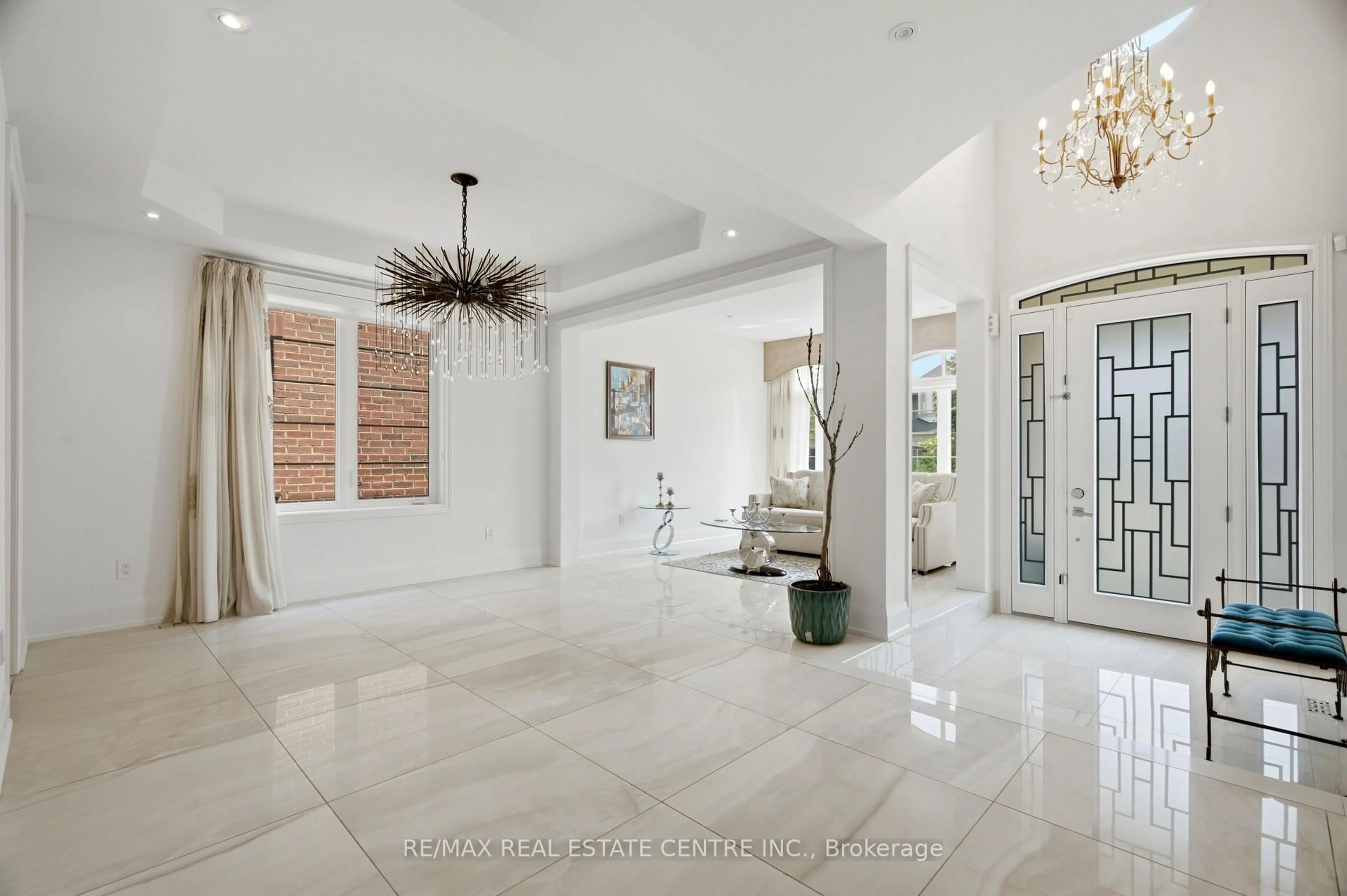 Indoor entryway for 567 Bridgeview Rd, Oakville Ontario L6M 0P2