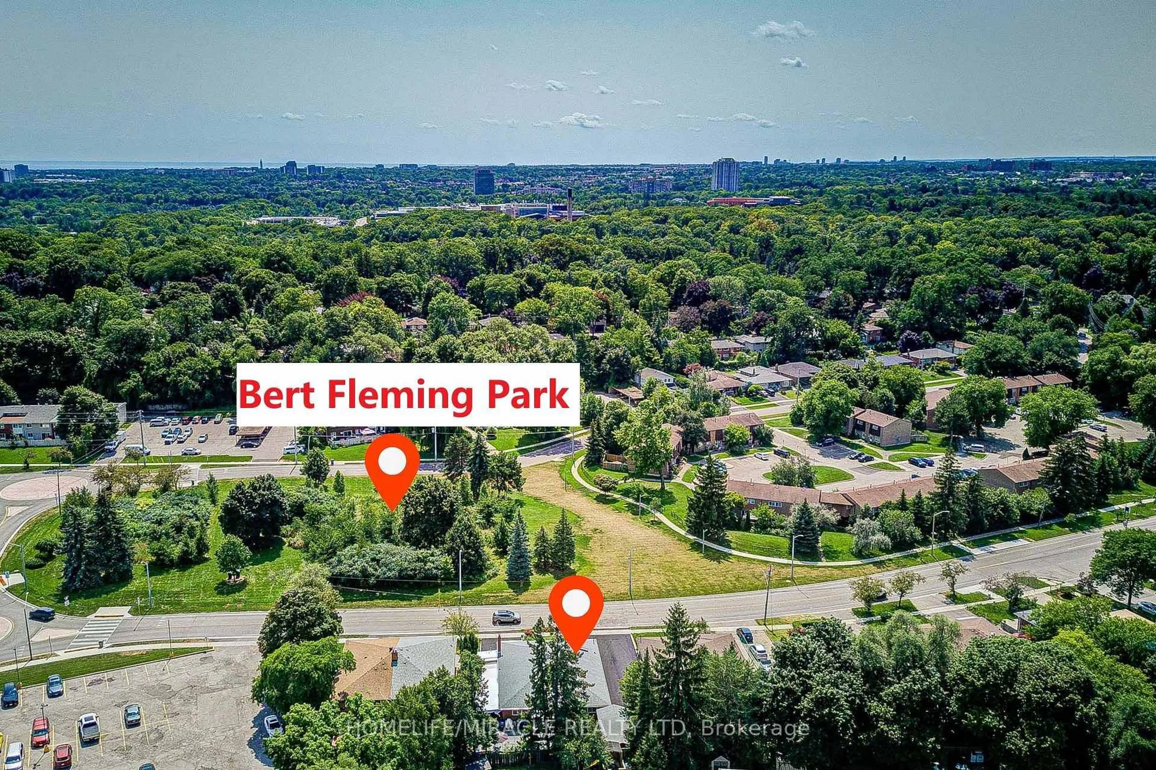 A pic from outside/outdoor area/front of a property/back of a property/a pic from drone, unknown for 3367 The Credit Wood, Mississauga Ontario L5C 2J9