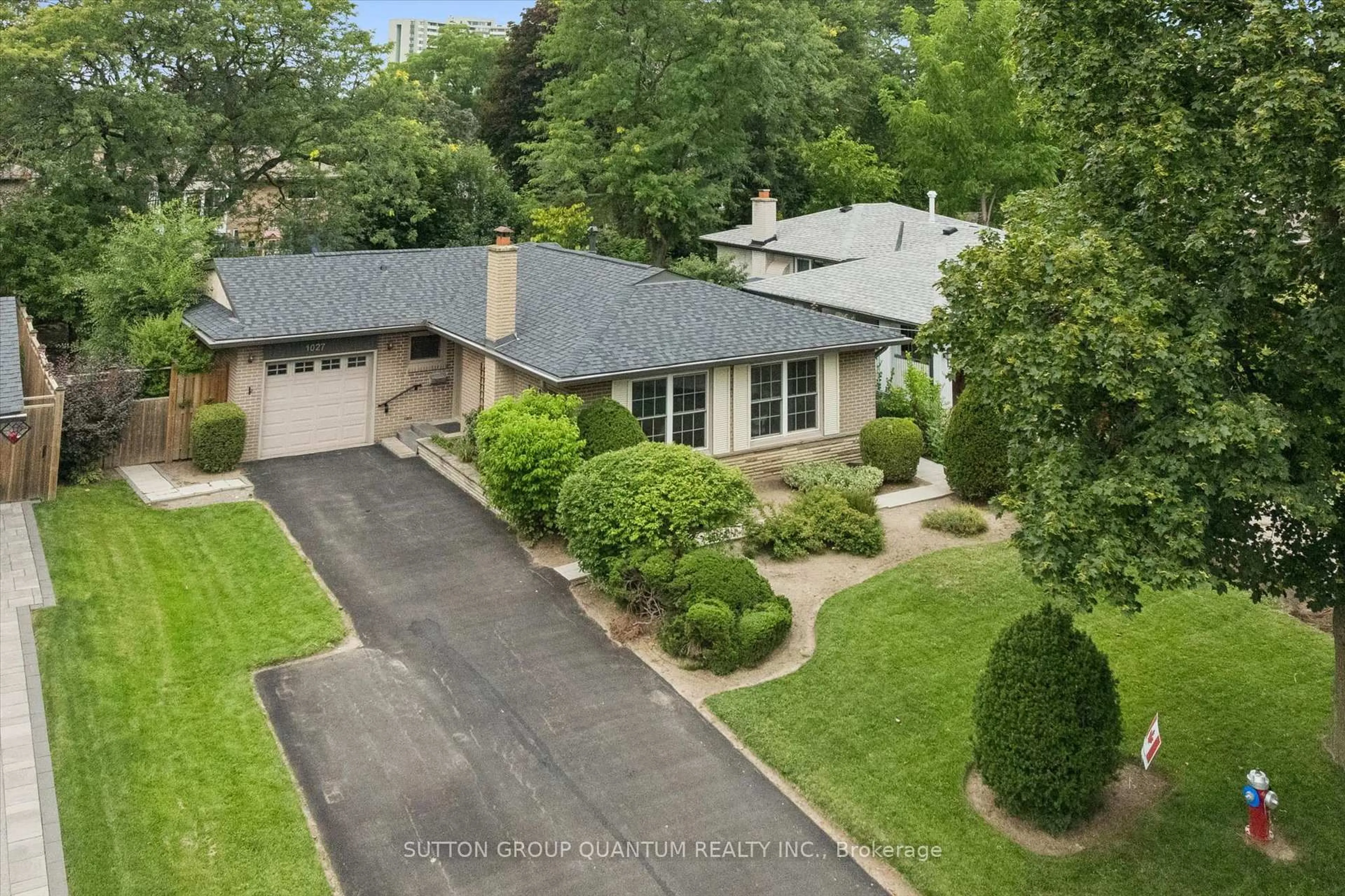 A pic from outside/outdoor area/front of a property/back of a property/a pic from drone, street for 1027 Argus Dr, Mississauga Ontario L4Y 2L9