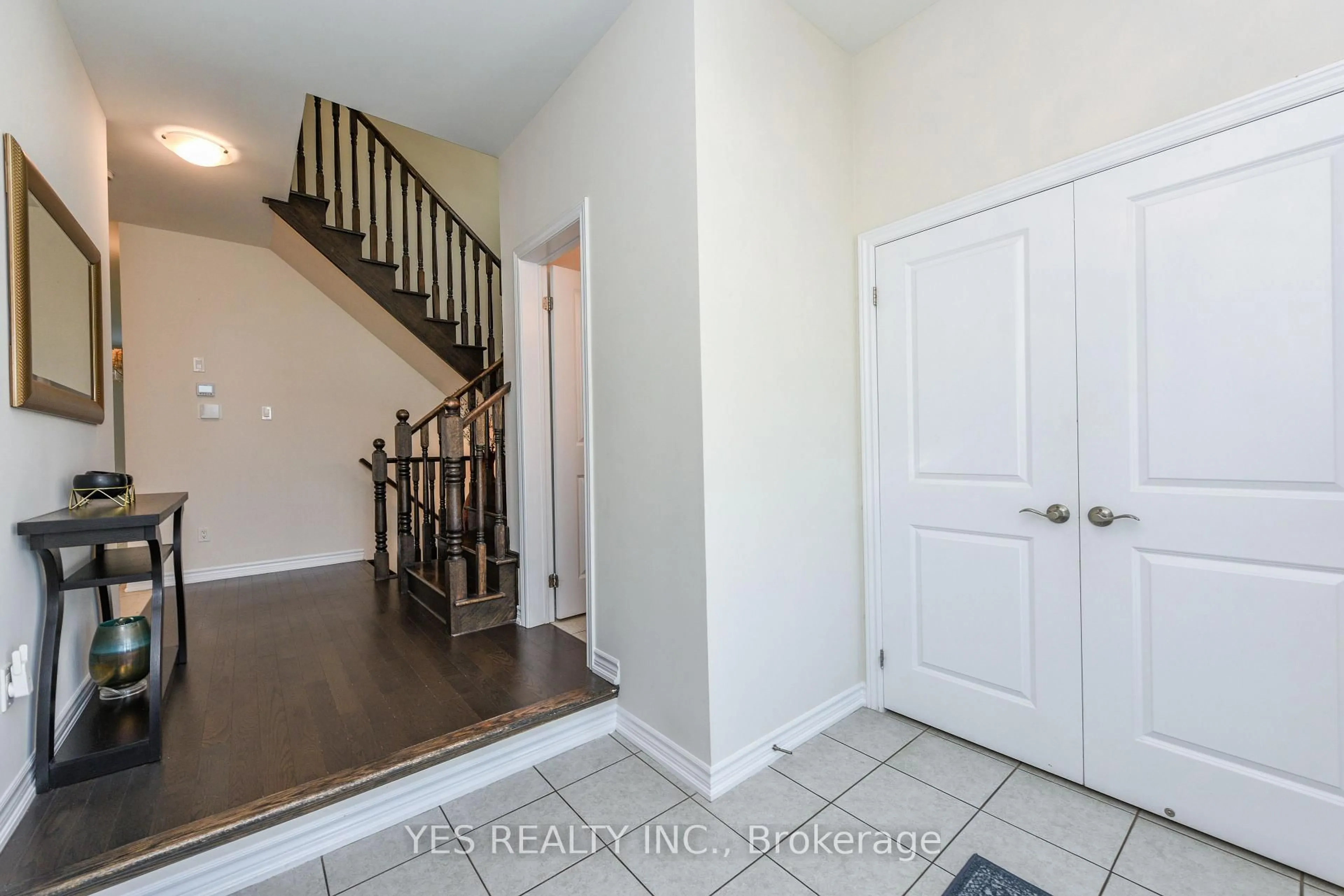 Indoor entryway for 10 Masken Circ, Brampton Ontario L7A 4J2
