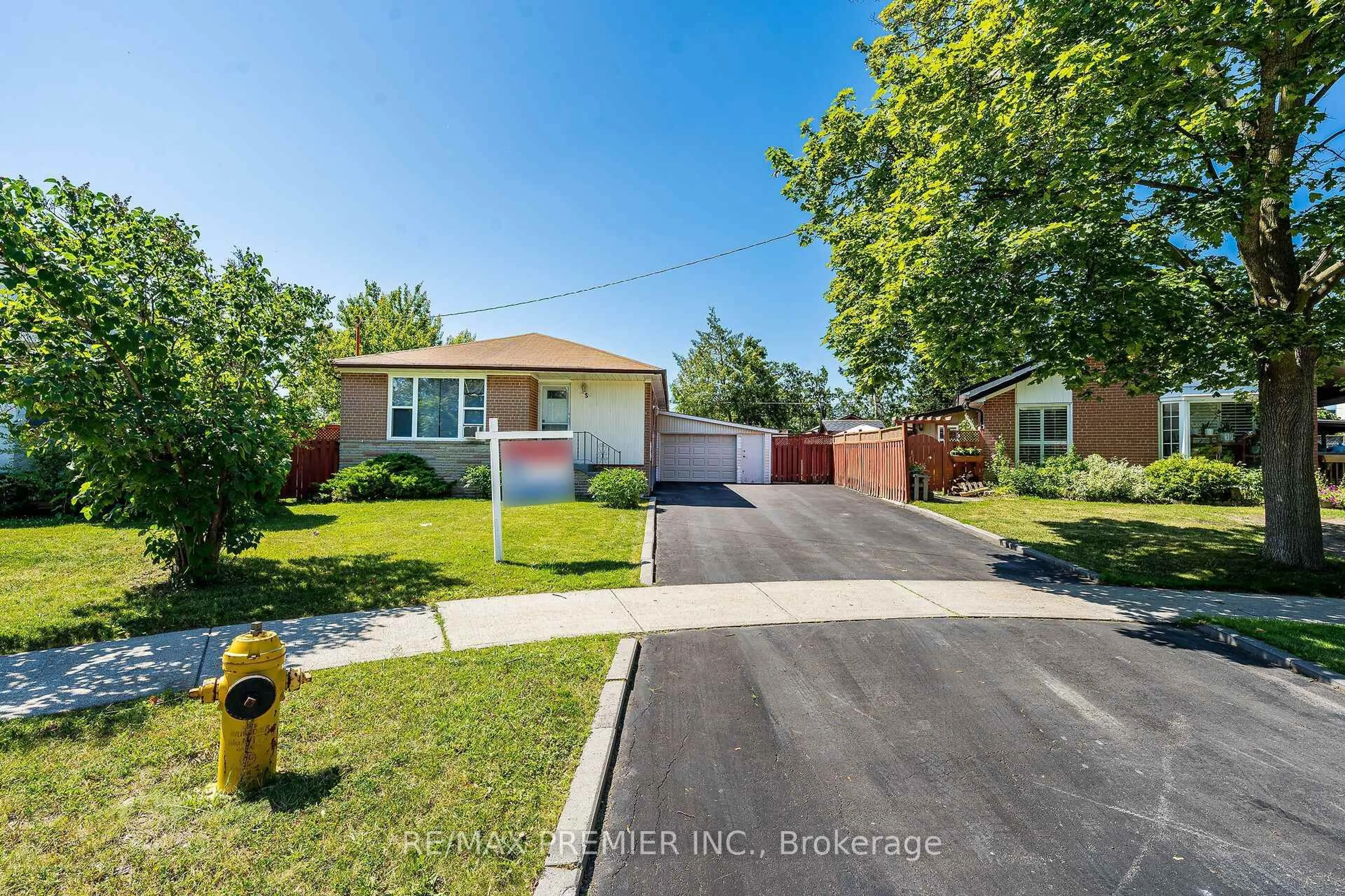A pic from outside/outdoor area/front of a property/back of a property/a pic from drone, street for 5 Valois Crt, Toronto Ontario M9V 2Z4