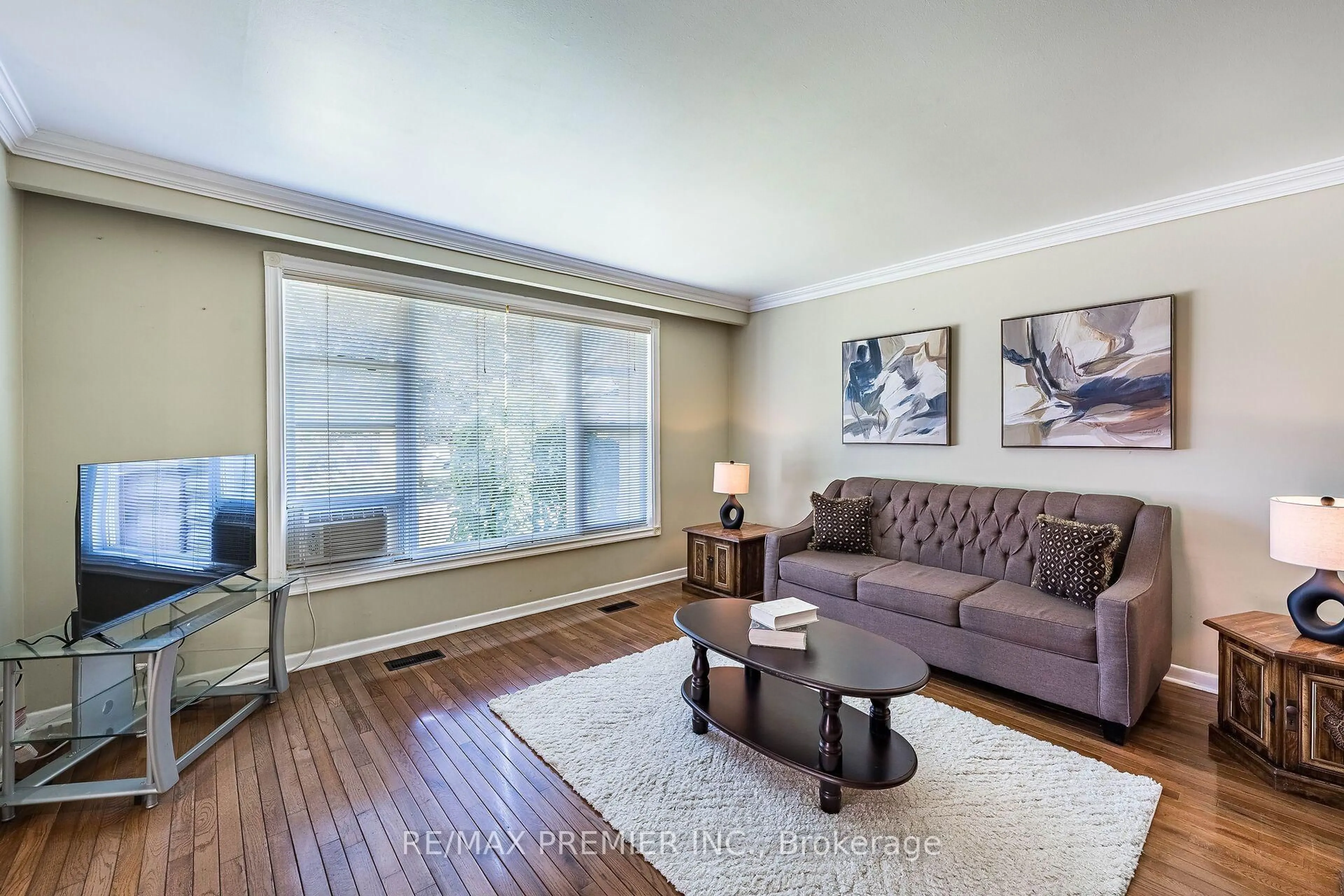 Living room with furniture, wood/laminate floor for 5 Valois Crt, Toronto Ontario M9V 2Z4
