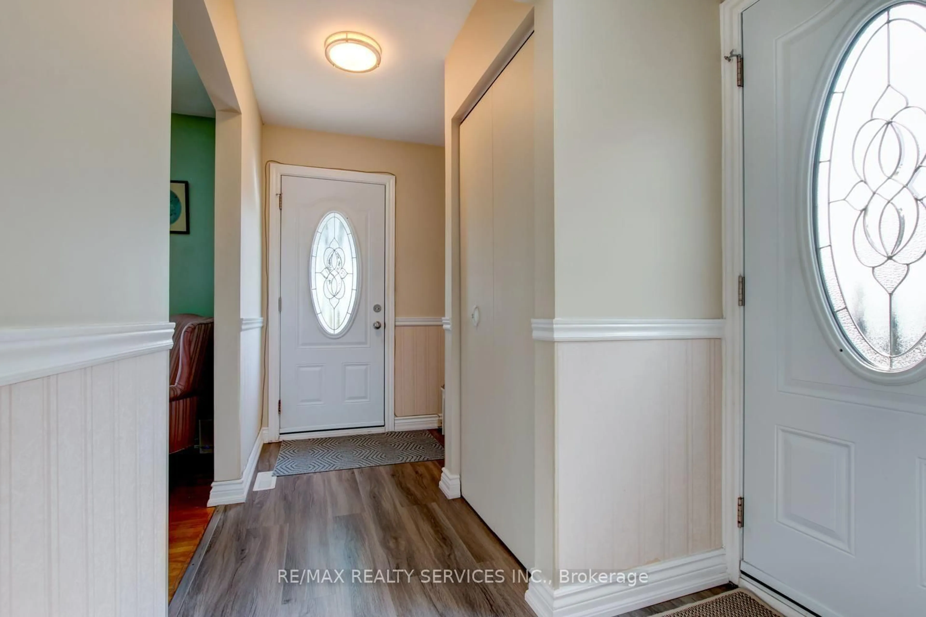 Indoor entryway for 21 Finchgate Blvd, Brampton Ontario L6T 3H7