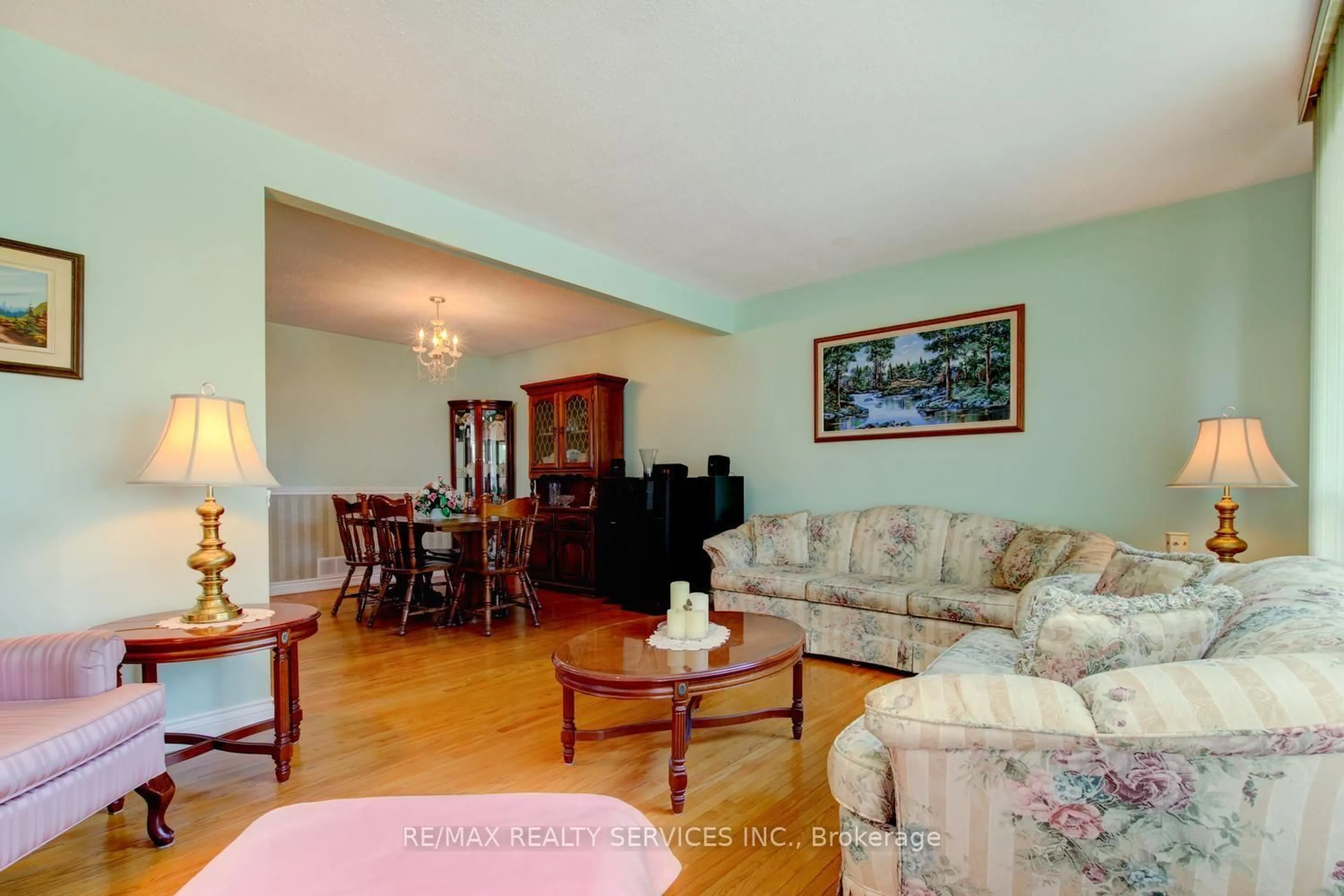 Living room with furniture, wood/laminate floor for 21 Finchgate Blvd, Brampton Ontario L6T 3H7