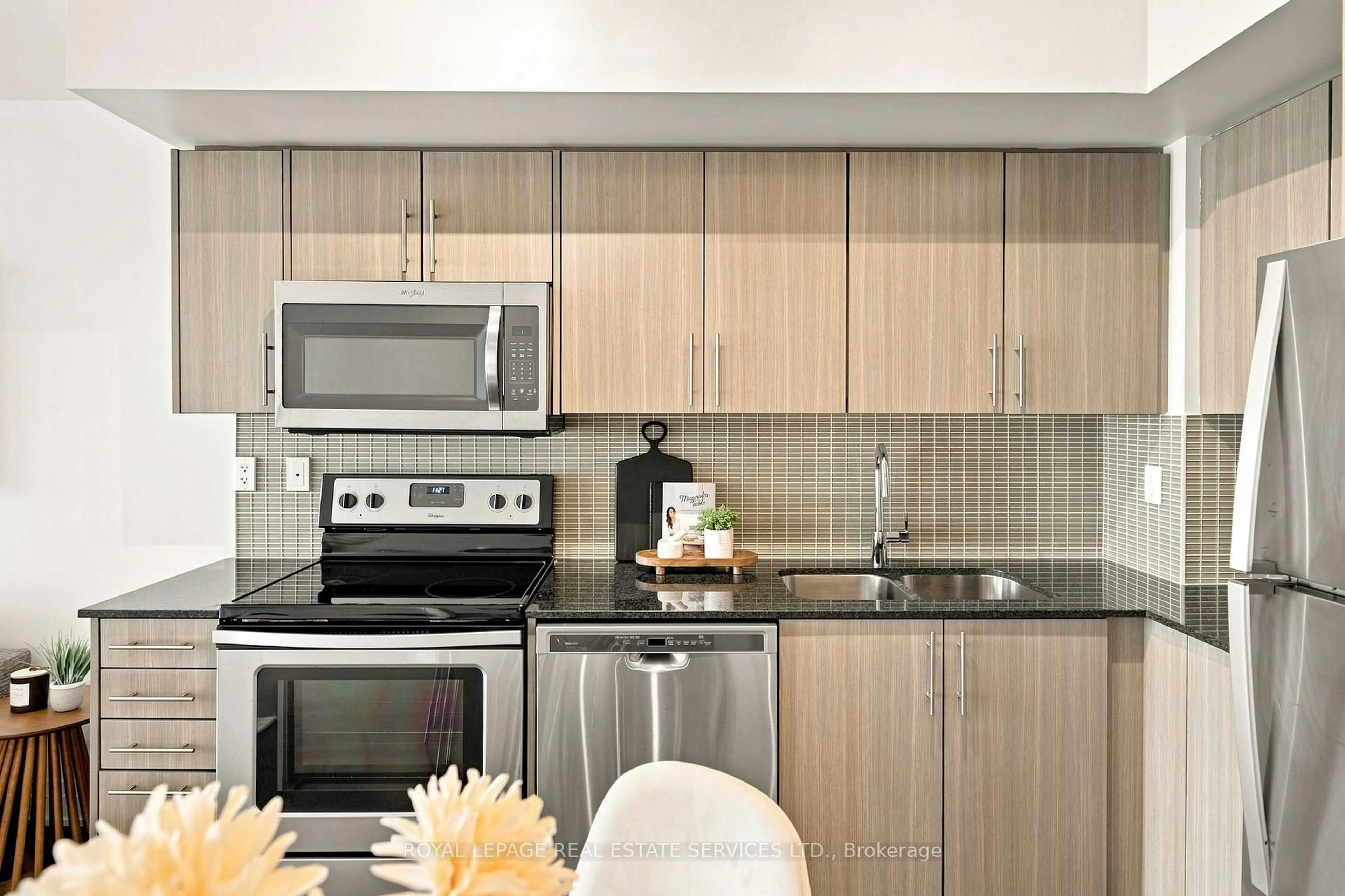 Standard kitchen, unknown for 55 Speers Rd #1310, Oakville Ontario L5K 3R6