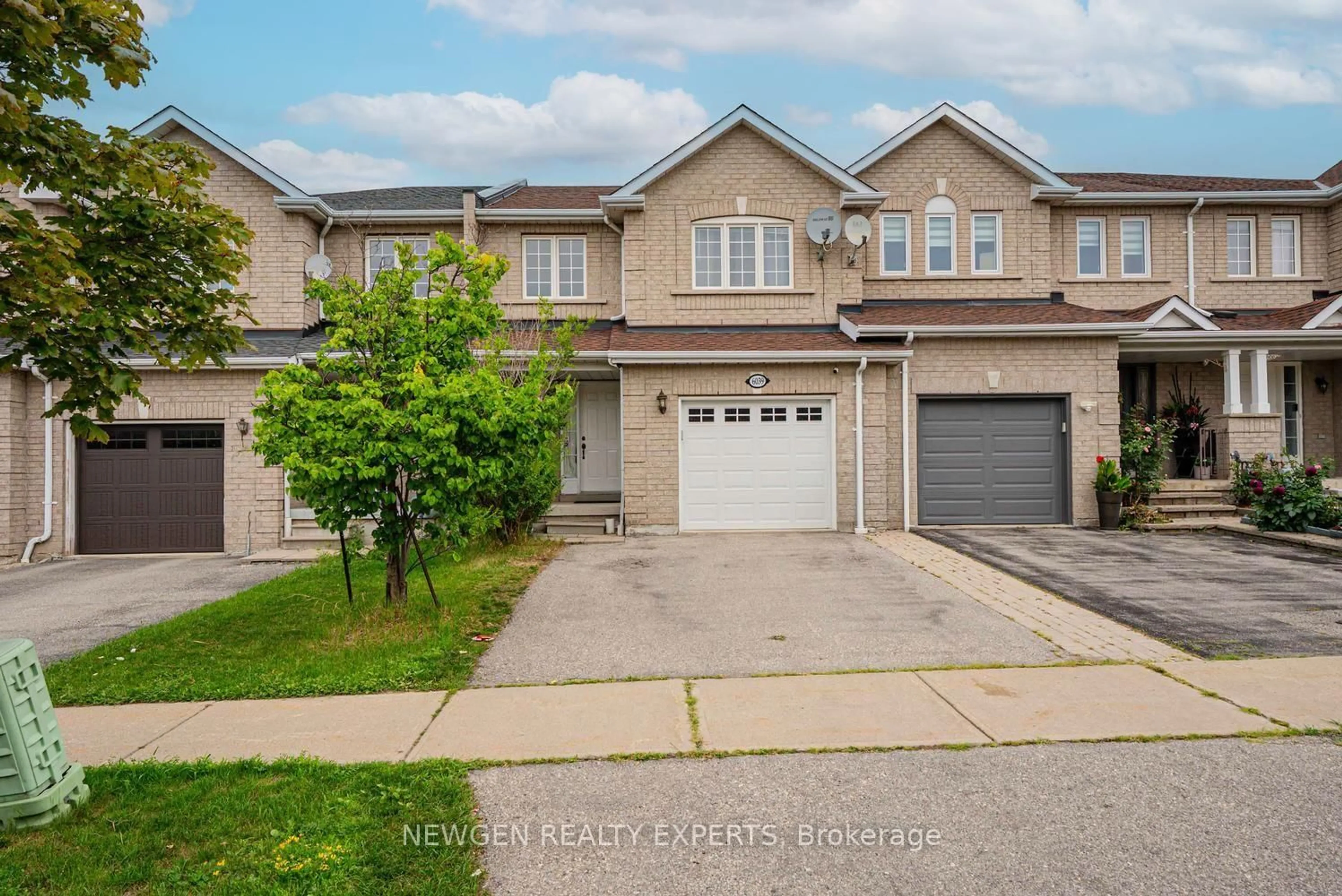 A pic from outside/outdoor area/front of a property/back of a property/a pic from drone, street for 6039 COXSWAIN Cres, Mississauga Ontario L5V 2Z9