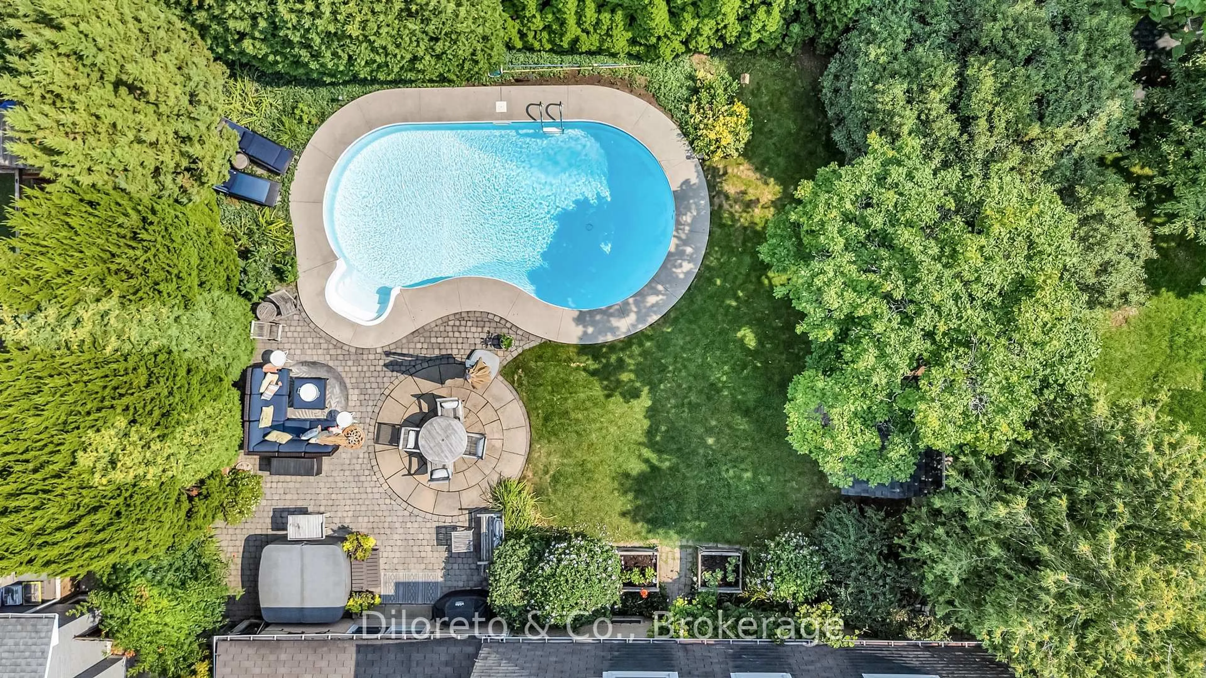 A pic from outside/outdoor area/front of a property/back of a property/a pic from drone, water/lake/river/ocean view for 1216 Tyandaga Park Dr, Burlington Ontario L7P 1M8
