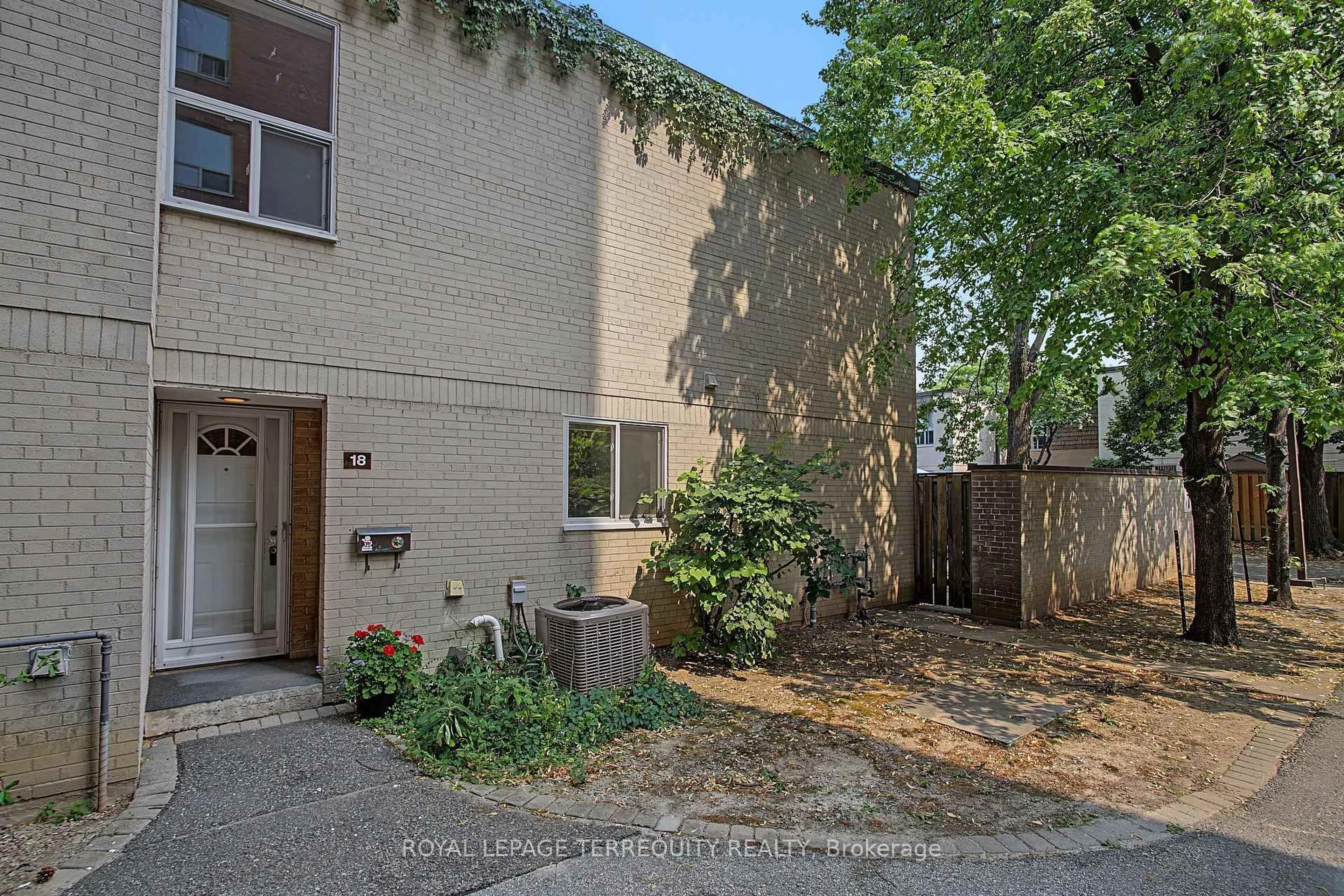Patio, street for 11 Four Winds Dr #18, Toronto Ontario M3J 1K7