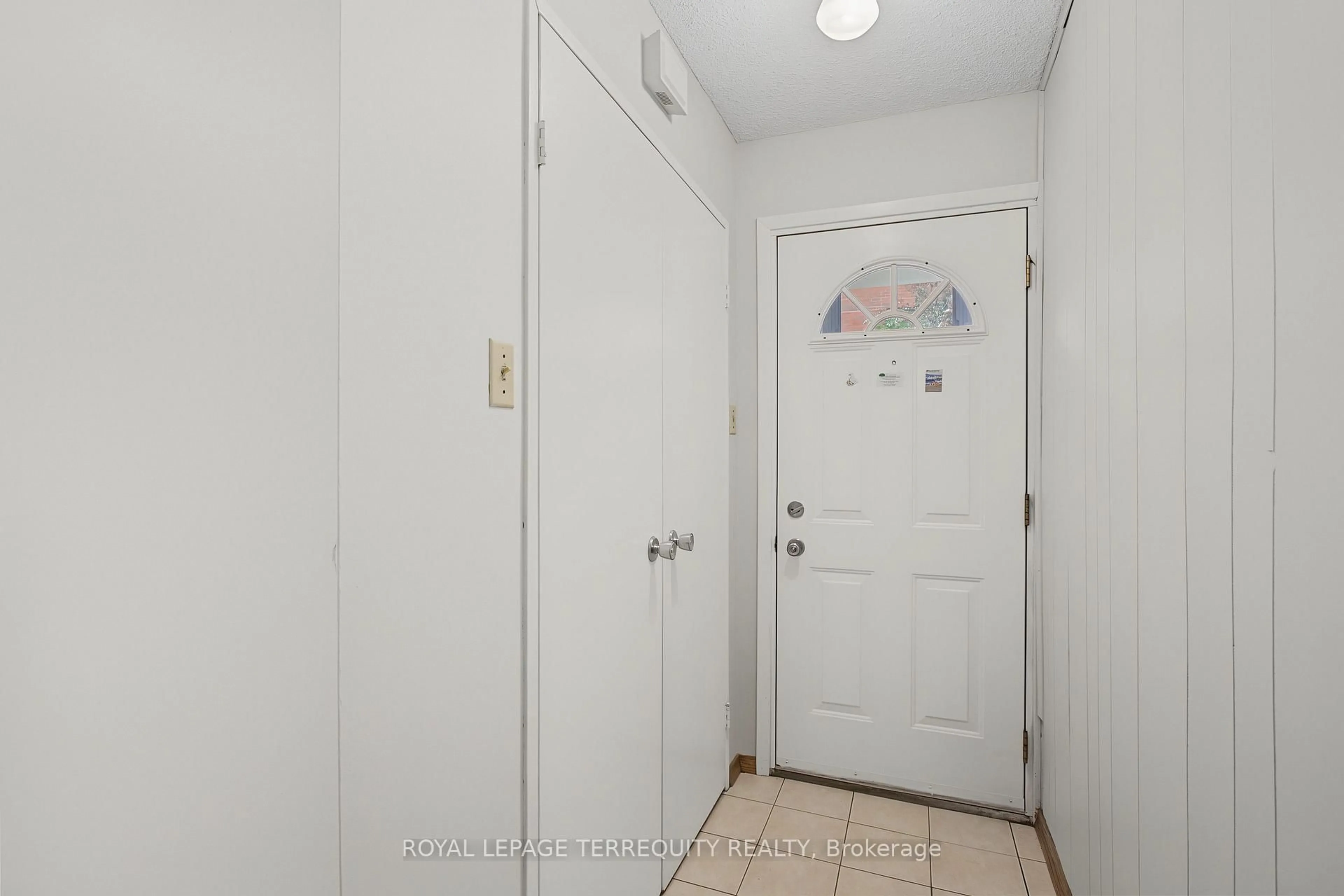 Indoor entryway for 11 Four Winds Dr #18, Toronto Ontario M3J 1K7