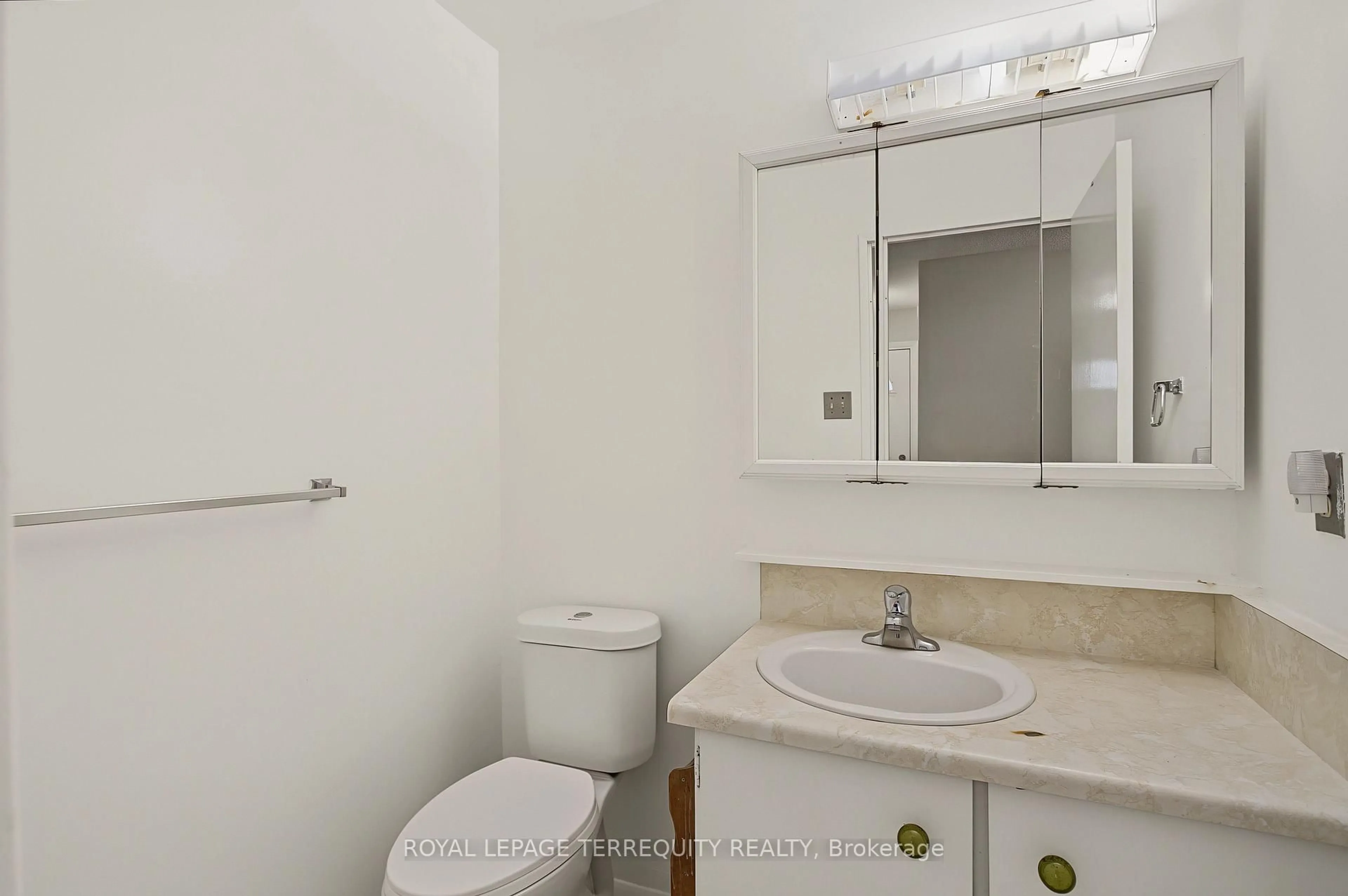 Standard bathroom, unknown for 11 Four Winds Dr #18, Toronto Ontario M3J 1K7