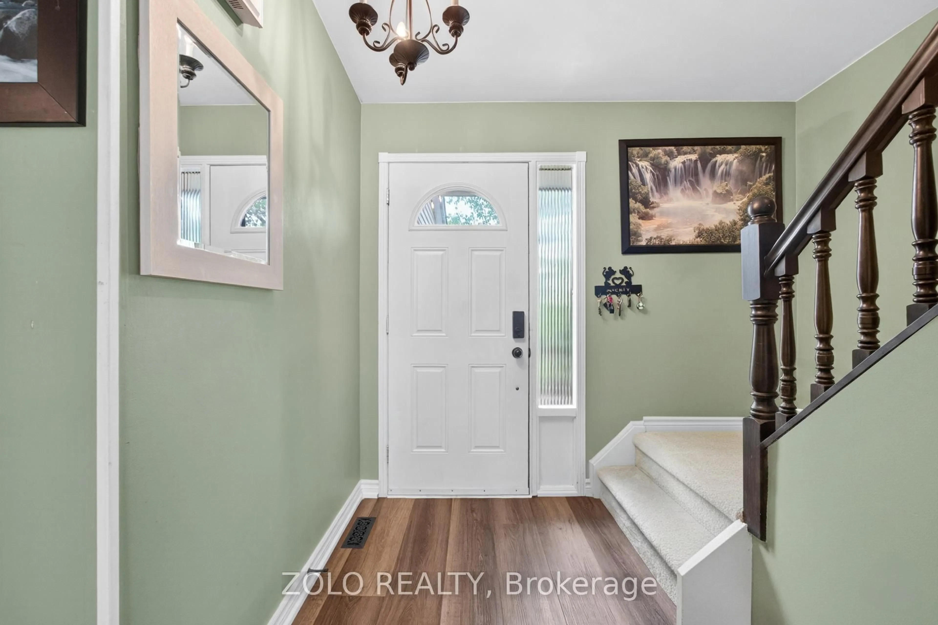 Indoor entryway for 18 Karen Crt, Orangeville Ontario L9W 3S3