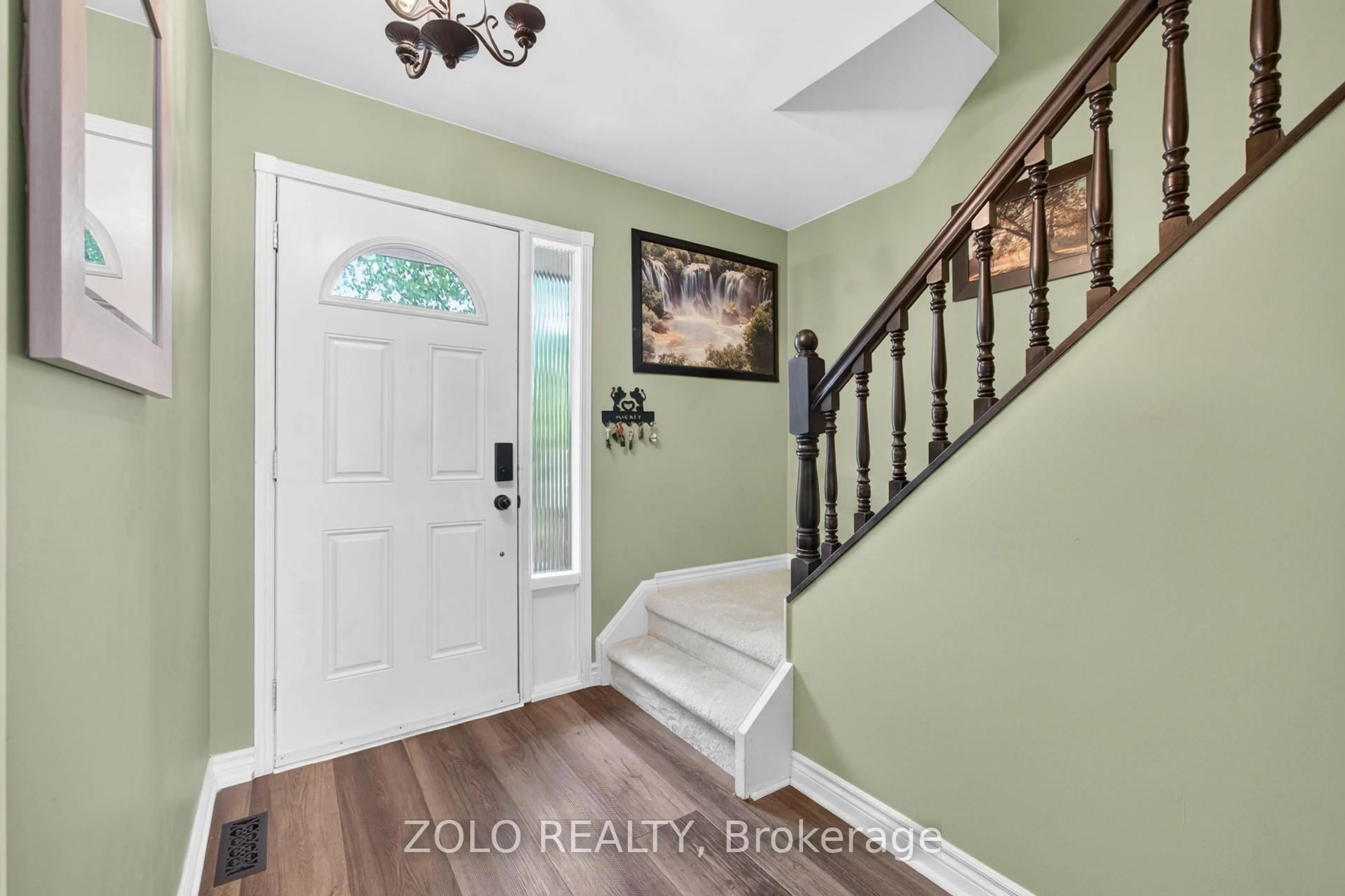 Indoor entryway for 18 Karen Crt, Orangeville Ontario L9W 3S3