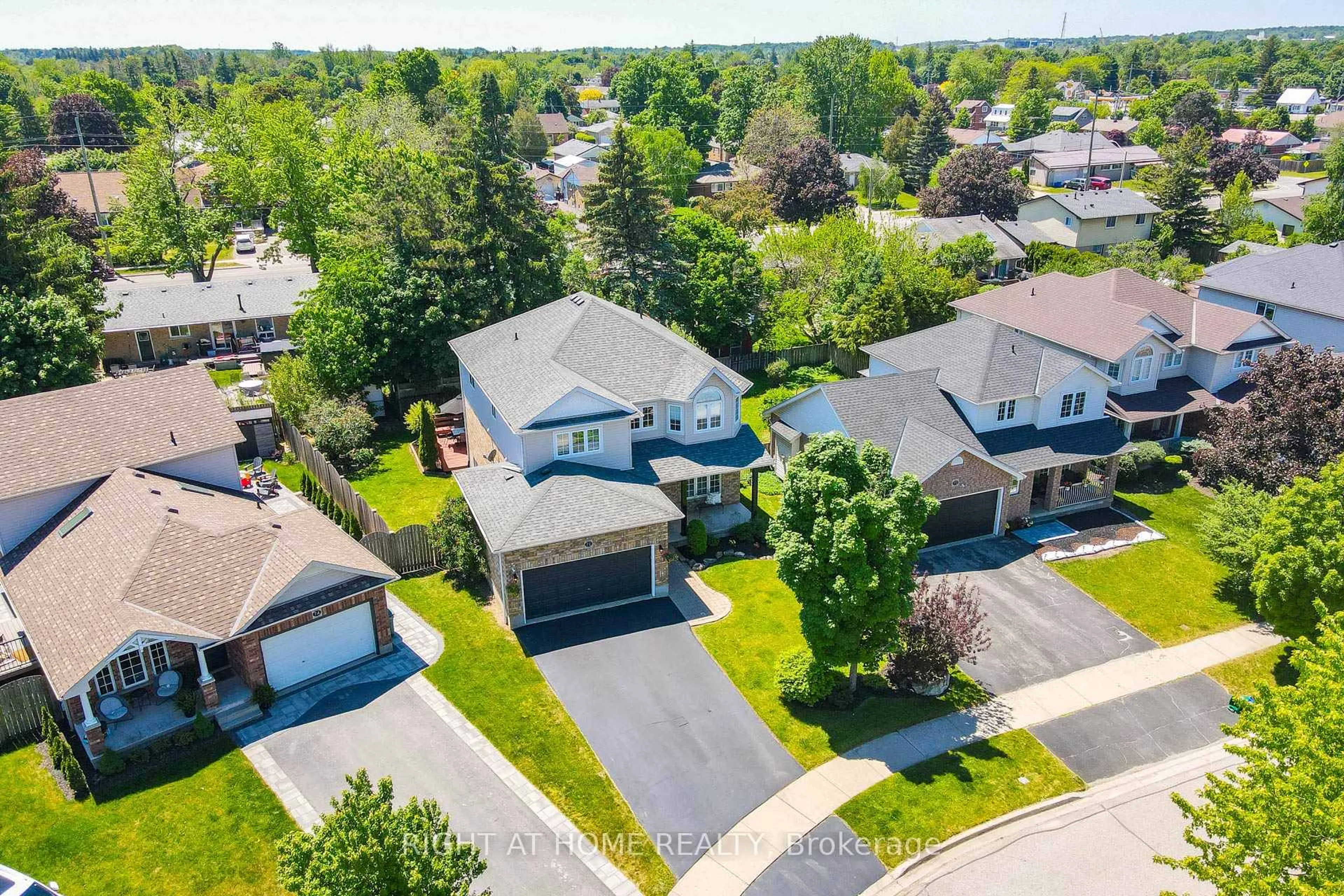 A pic from outside/outdoor area/front of a property/back of a property/a pic from drone, street for 72 Beardmore Cres, Halton Hills Ontario L7J 2Z1
