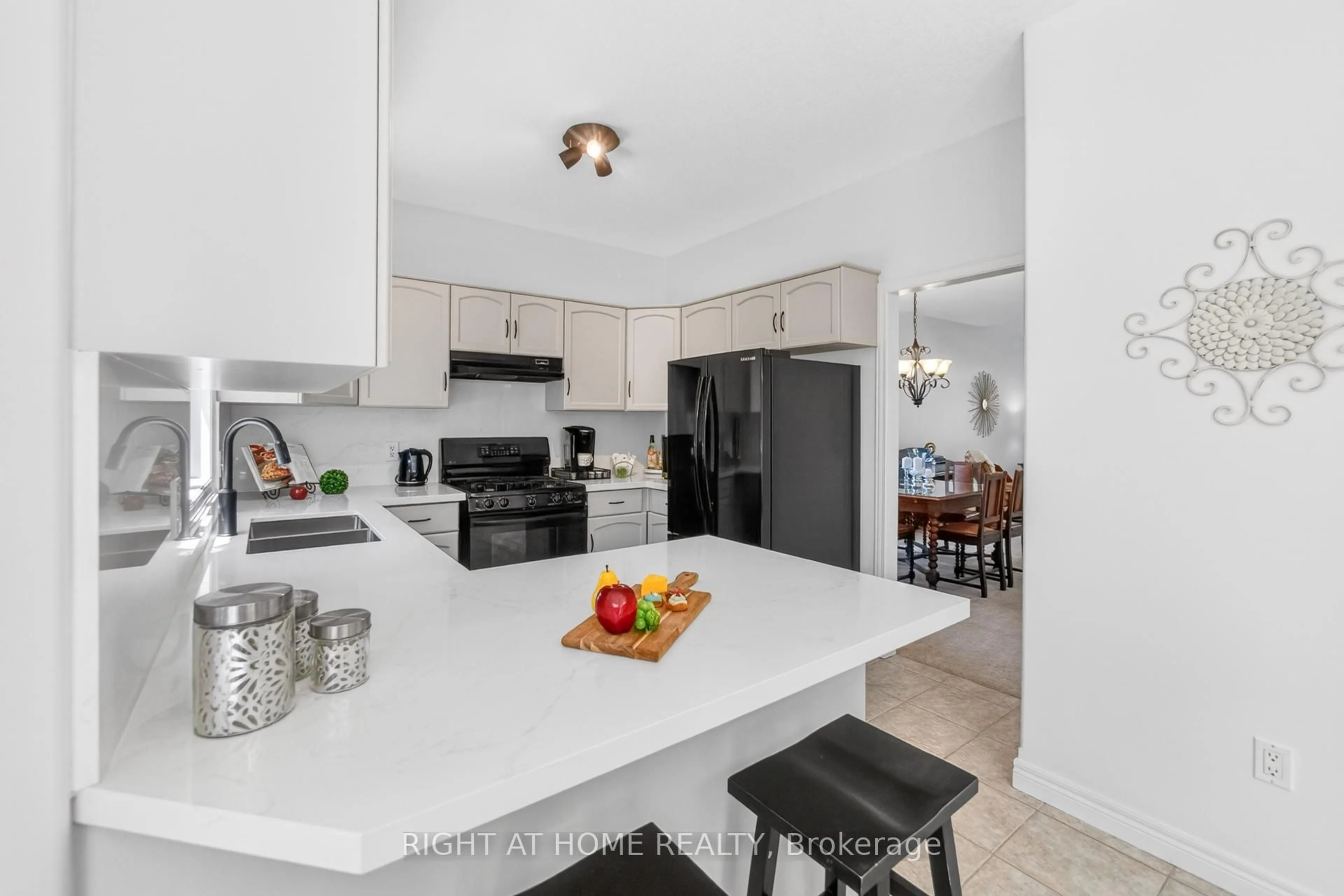 Open concept kitchen, ceramic/tile floor for 72 Beardmore Cres, Halton Hills Ontario L7J 2Z1
