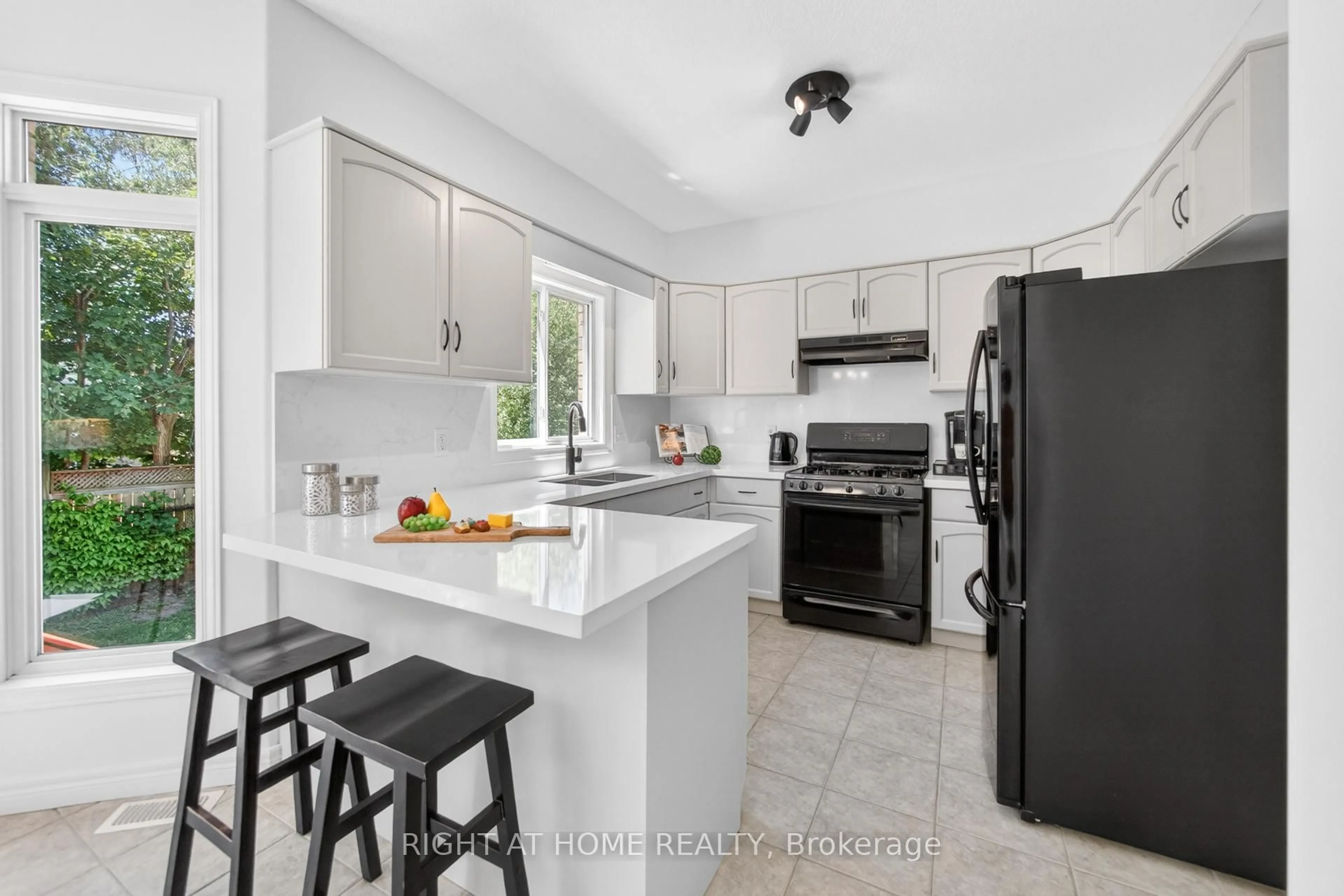 Open concept kitchen, ceramic/tile floor for 72 Beardmore Cres, Halton Hills Ontario L7J 2Z1
