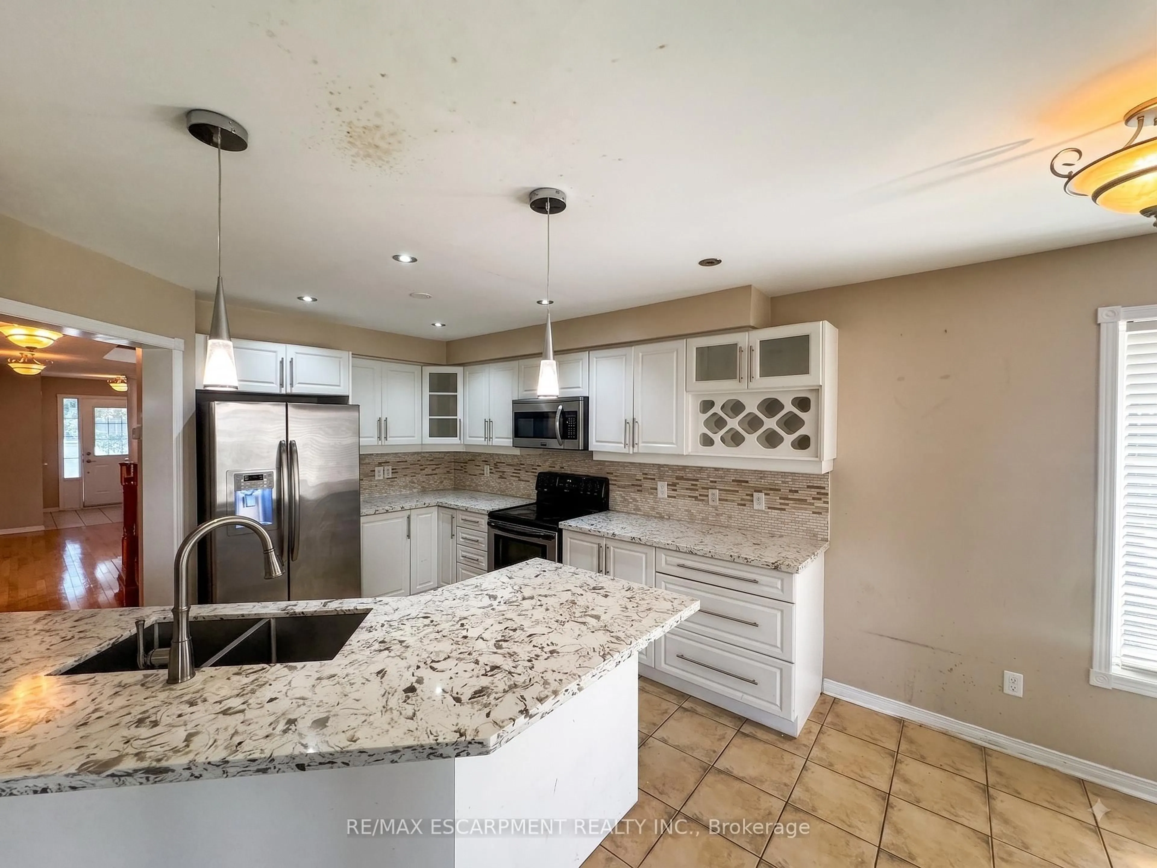 Open concept kitchen, ceramic/tile floor for 56 Peachleaf Cres, Brampton Ontario L7A 2B4