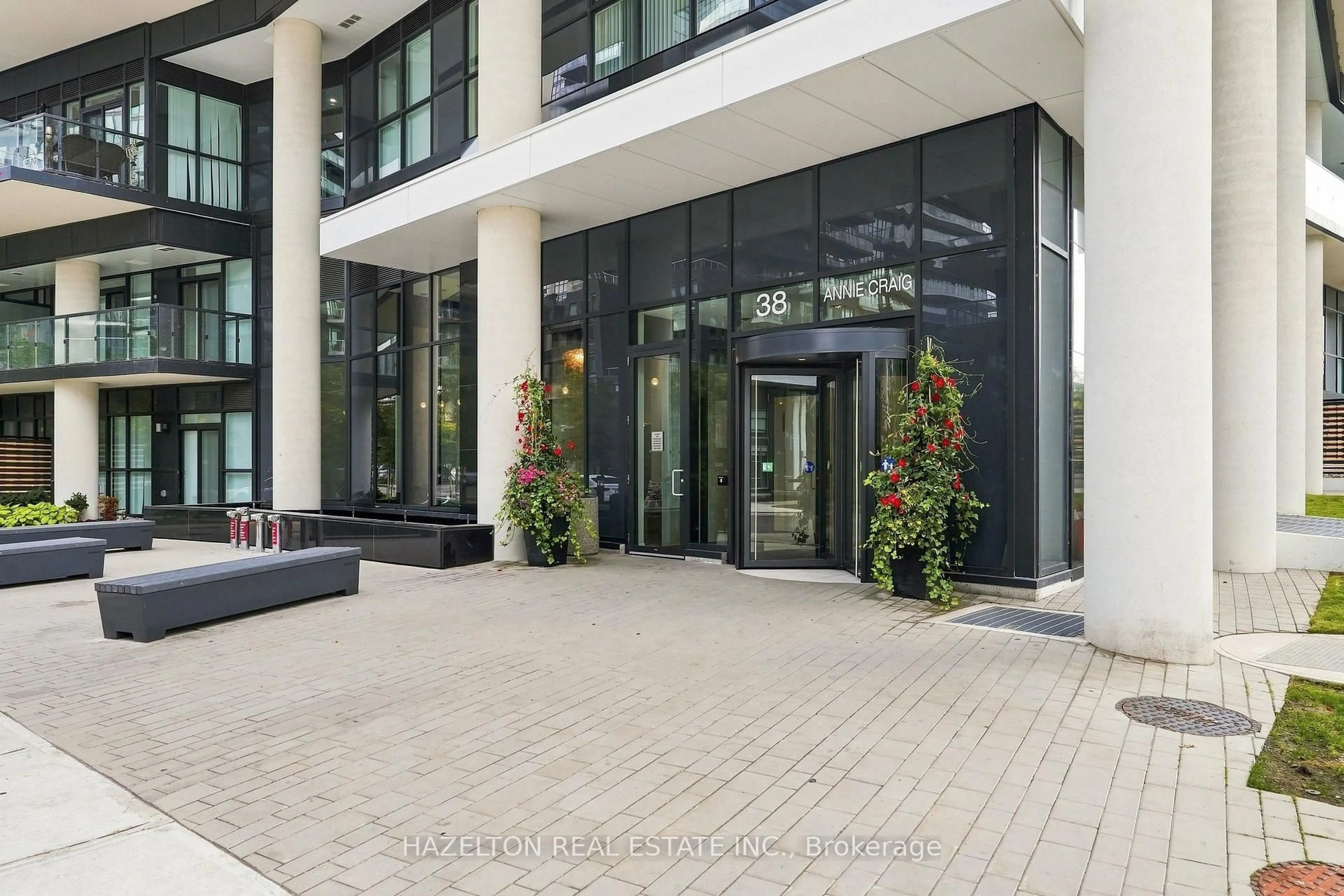 Indoor foyer for 38 Annie Craig Dr #4201, Toronto Ontario M8V 0G9
