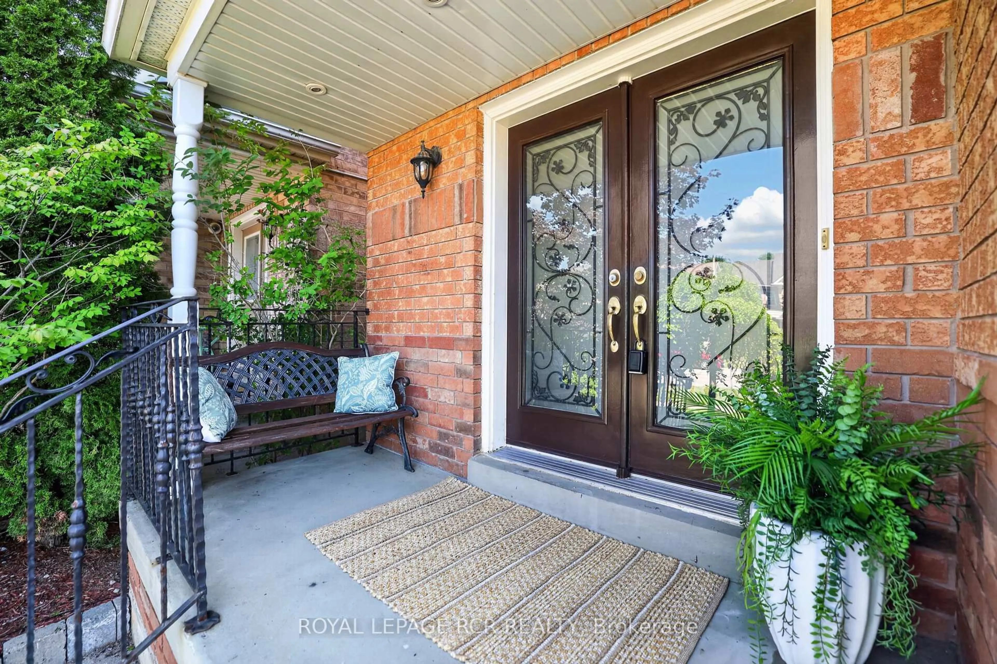 Indoor entryway for 94 Atwood Ave, Halton Hills Ontario L7G 6A1