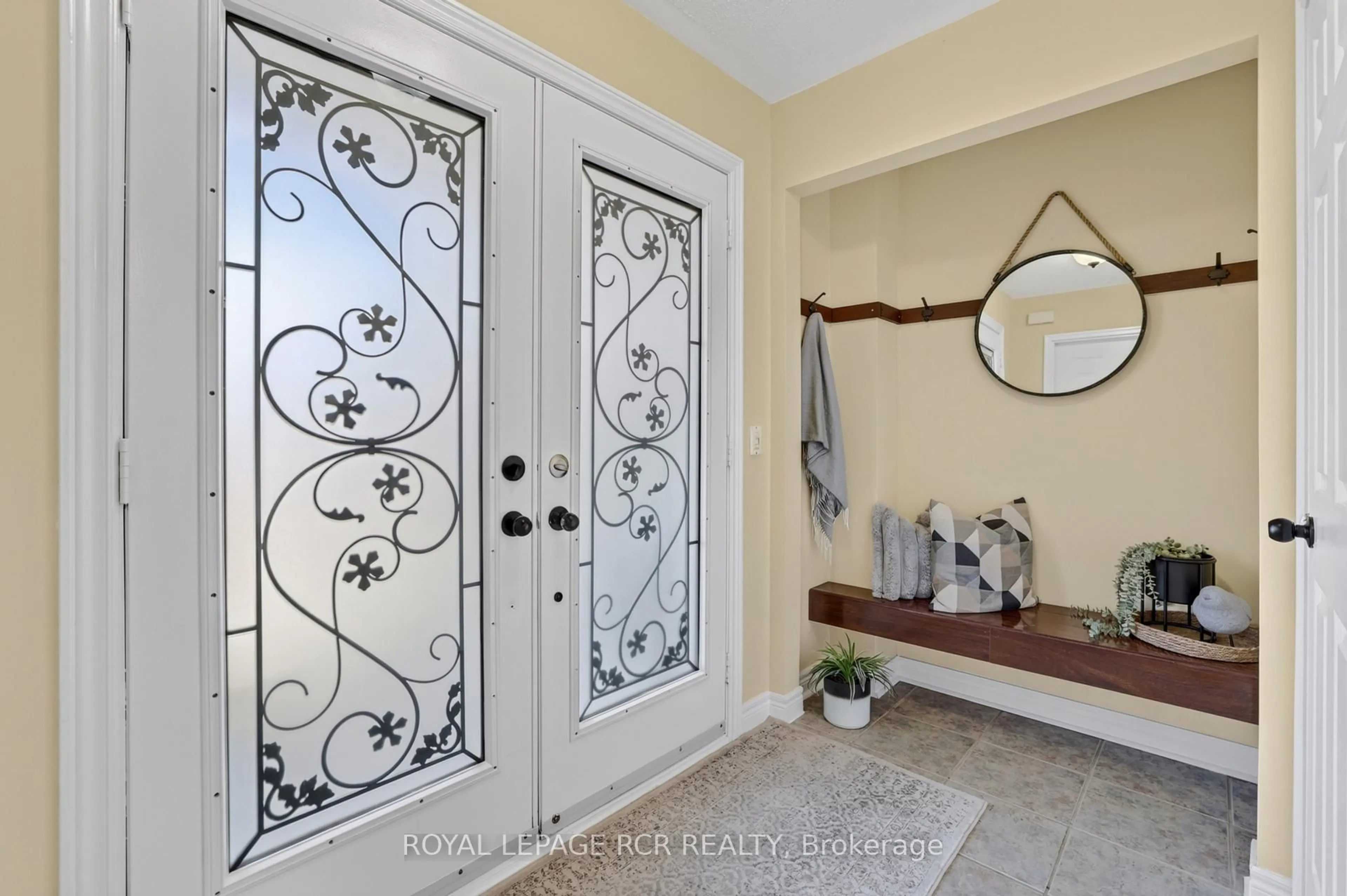 Indoor entryway for 94 Atwood Ave, Halton Hills Ontario L7G 6A1