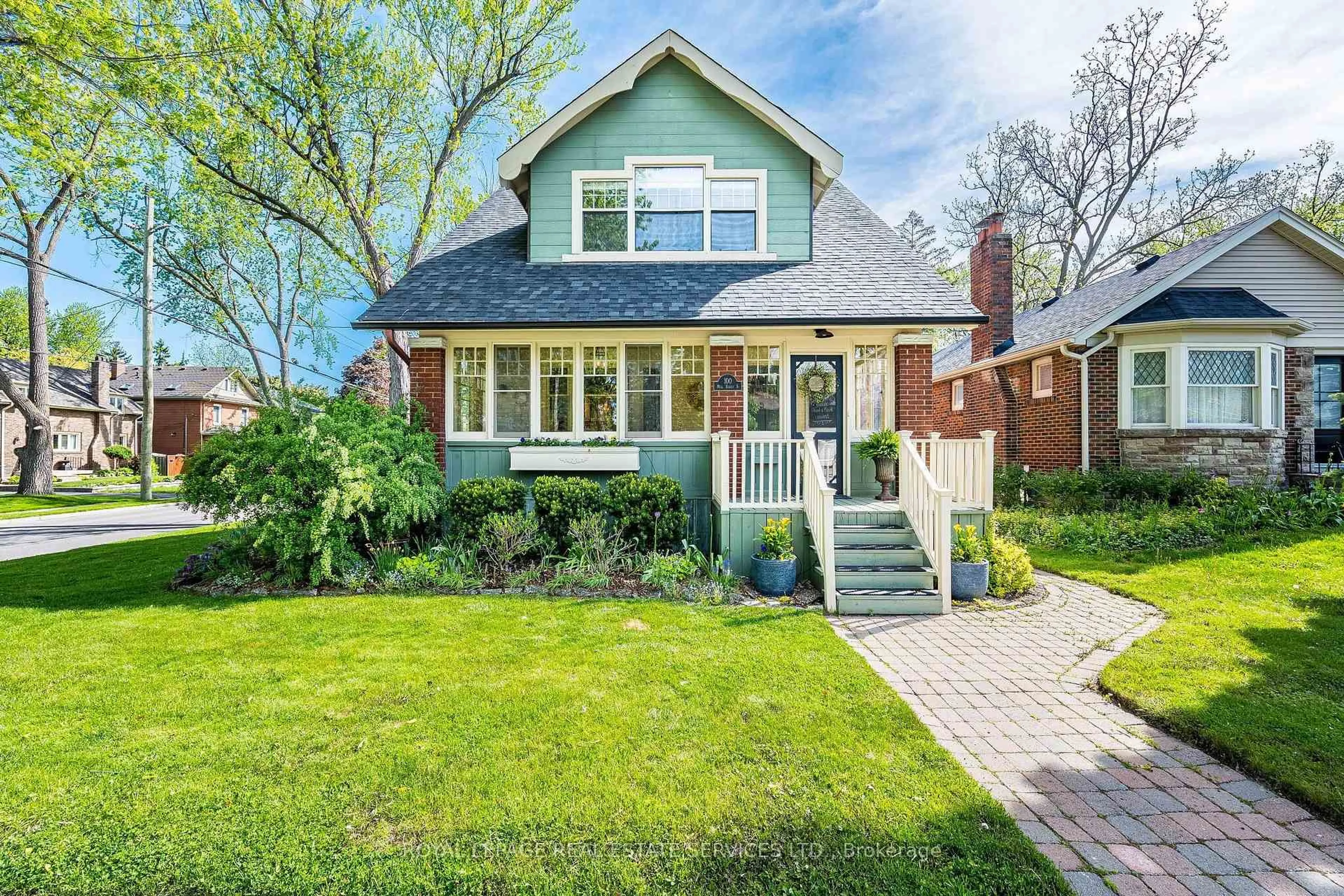 Home with brick exterior material, street for 100 Mill St, Brampton Ontario L6Y 1T3