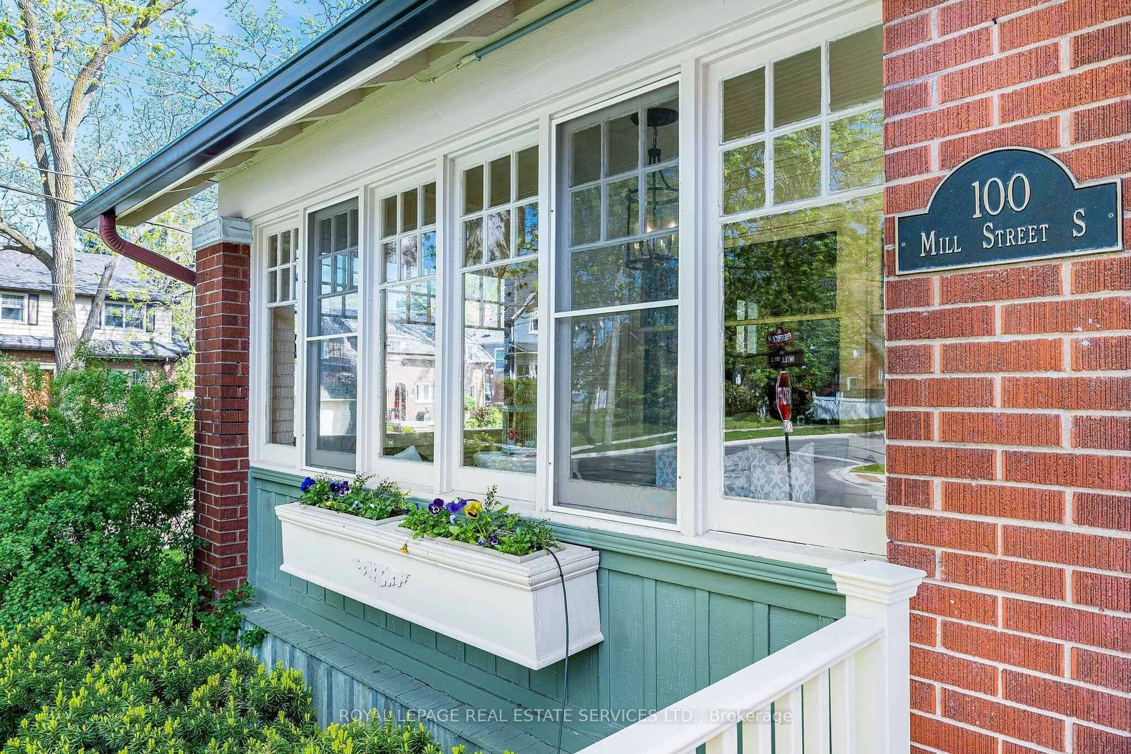 Home with brick exterior material, street for 100 Mill St, Brampton Ontario L6Y 1T3