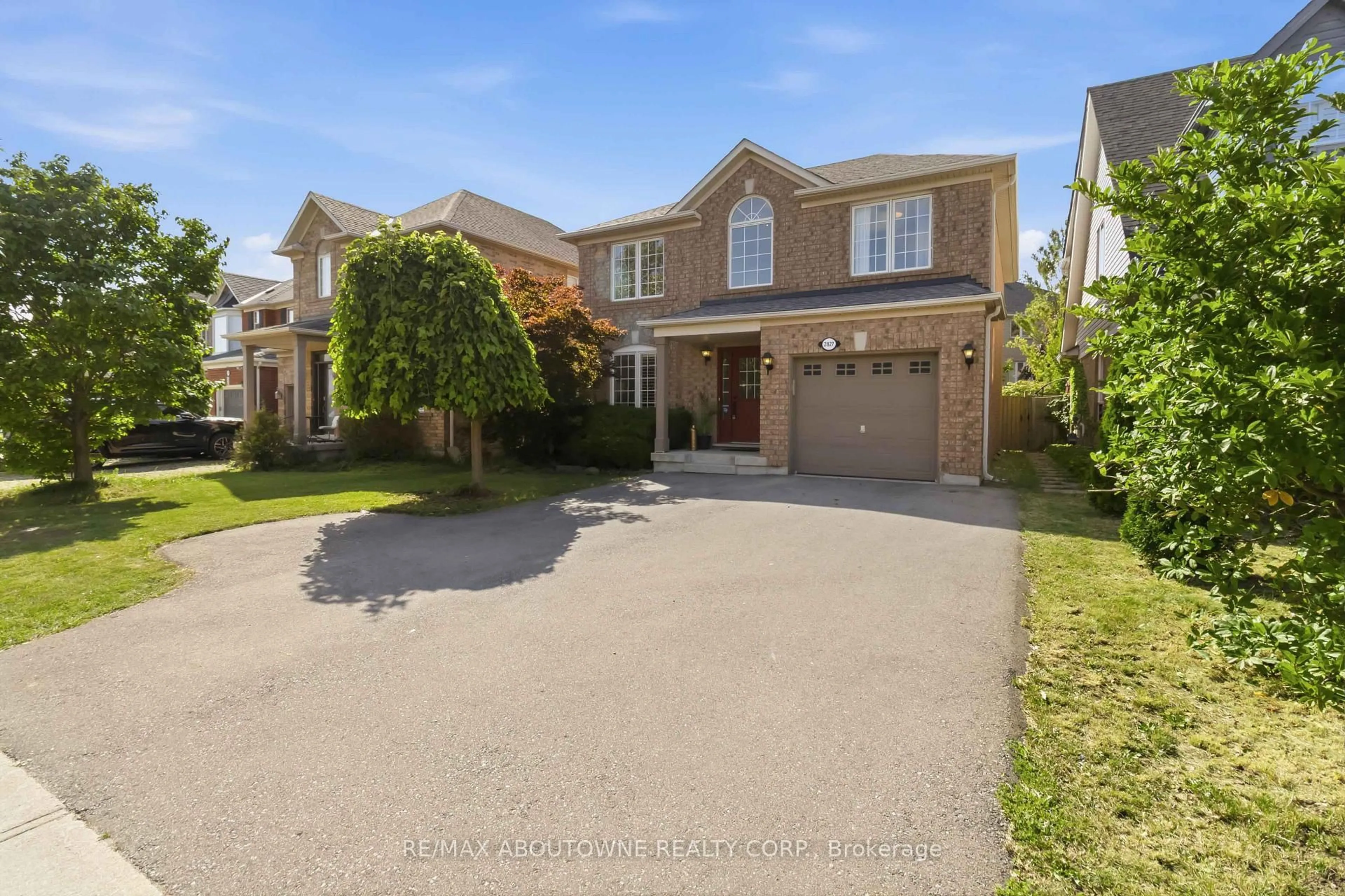 A pic from outside/outdoor area/front of a property/back of a property/a pic from drone, street for 2927 Westoak Trails Blvd, Oakville Ontario L6M 4V2
