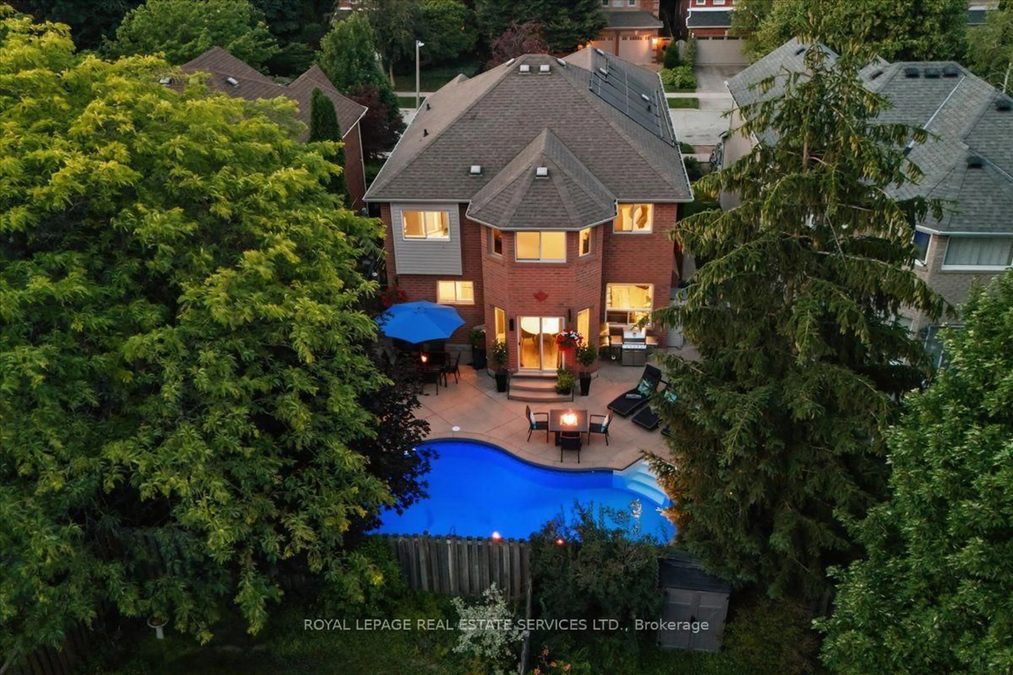A pic from outside/outdoor area/front of a property/back of a property/a pic from drone, unknown for 2268 Vista Oak Rd, Oakville Ontario L6M 3L8