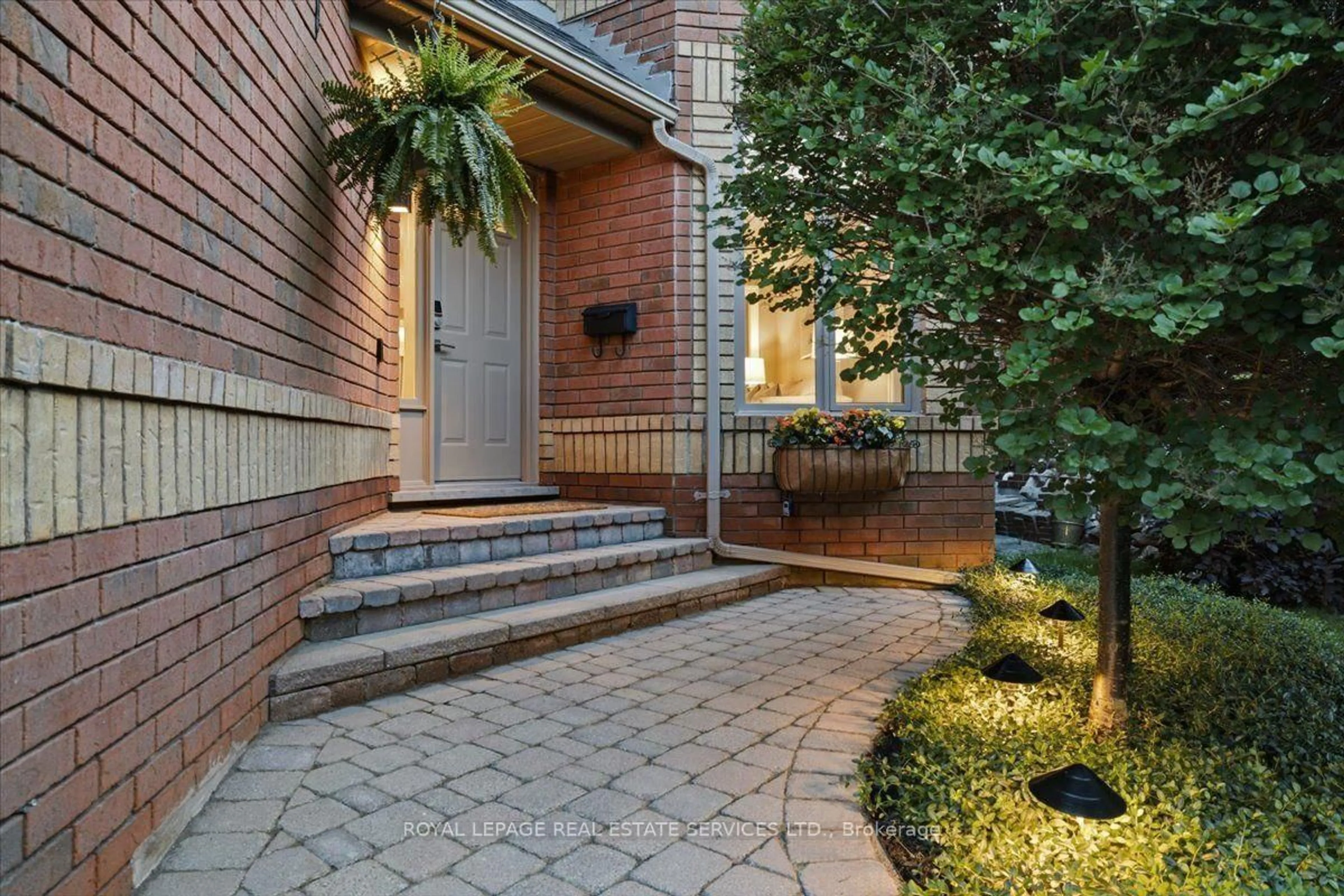 Home with brick exterior material, street for 2268 Vista Oak Rd, Oakville Ontario L6M 3L8