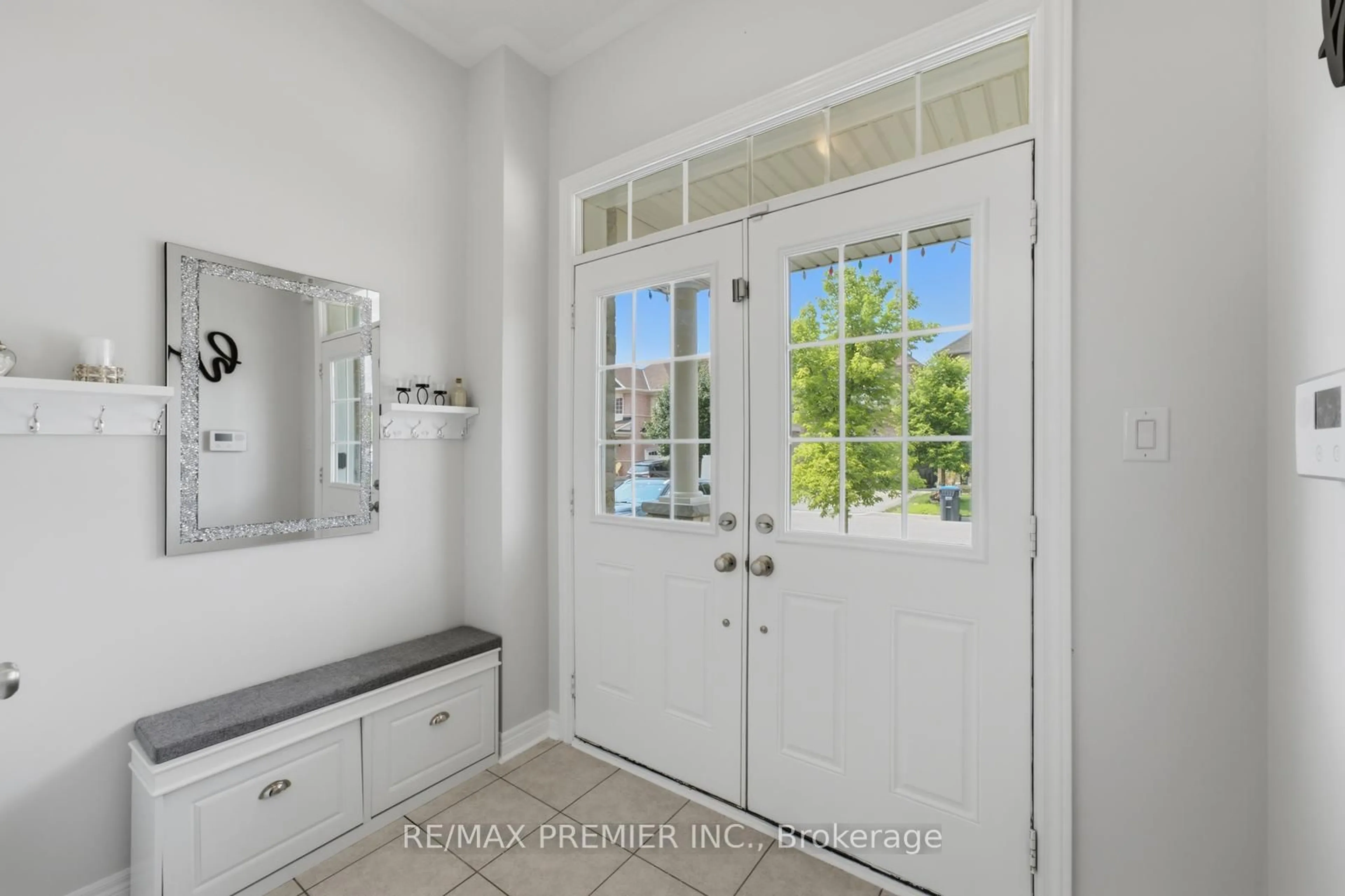 Indoor entryway for 24 Zanetta Cres, Brampton Ontario L6Y 6A3