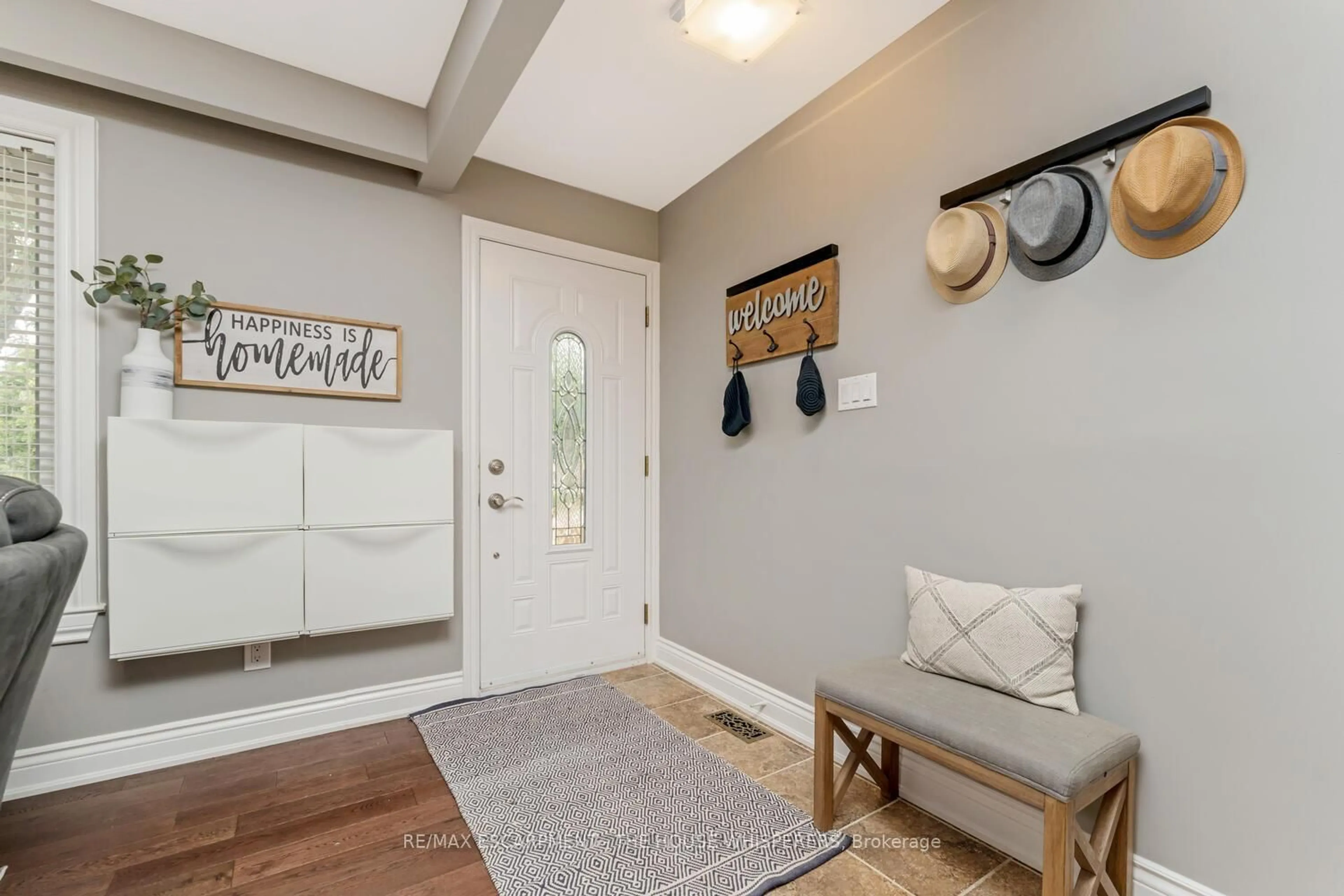 Indoor entryway for 400 Highside Dr, Milton Ontario L9T 1X1