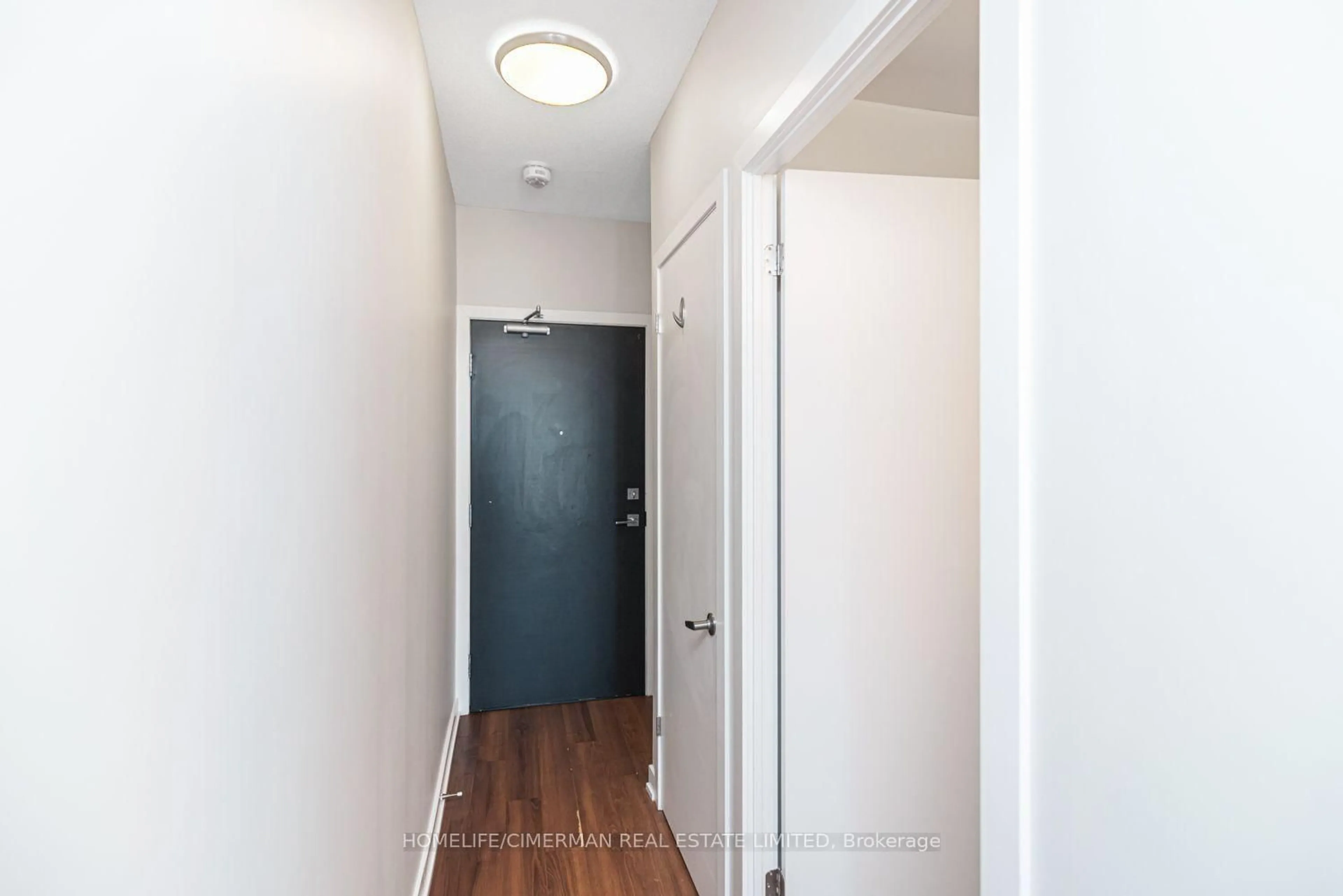 Indoor entryway for 5240 Dundas St #B608, Burlington Ontario L7L 0J6