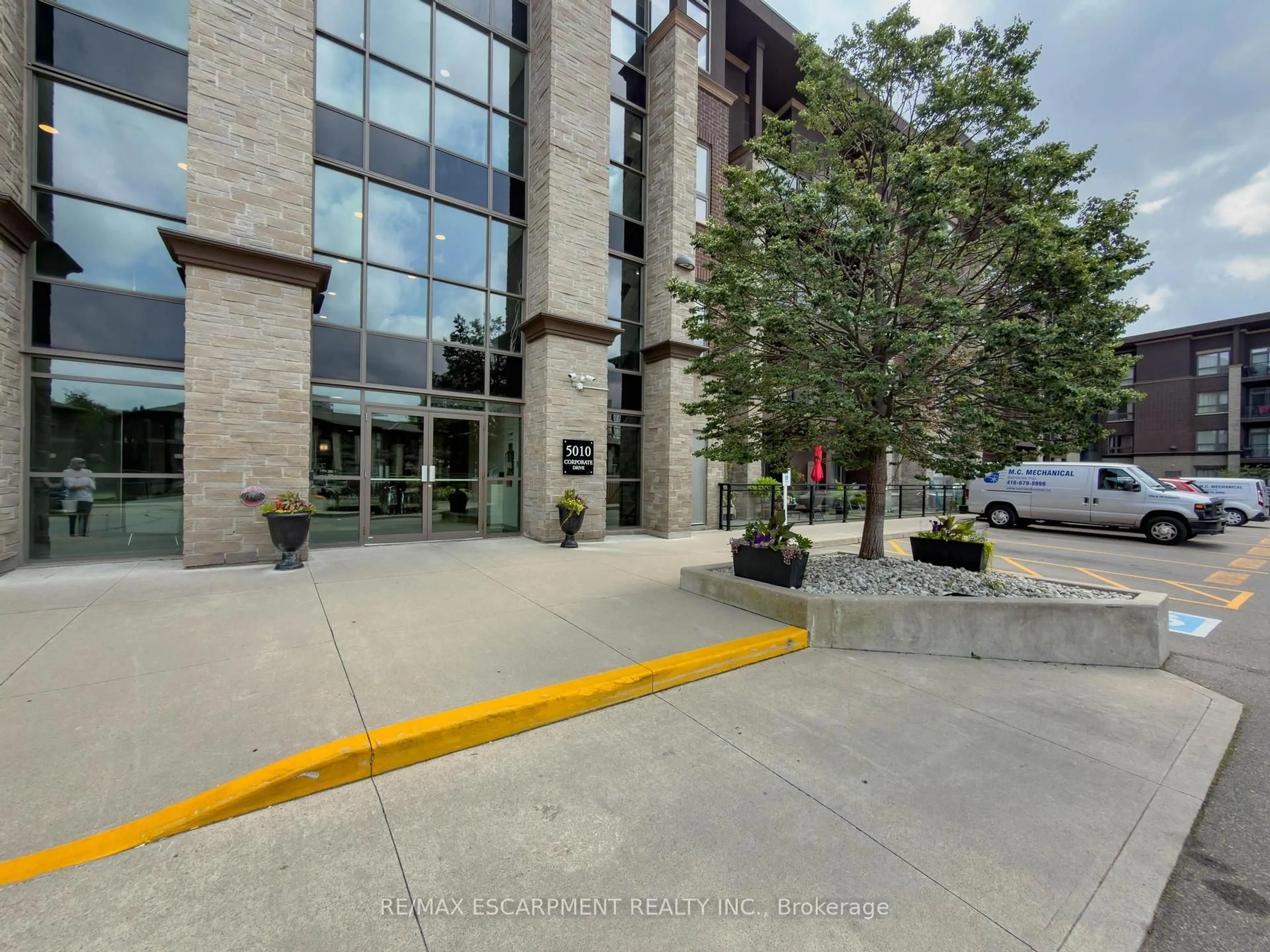 Indoor foyer for 5010 Corporate Dr #109, Burlington Ontario L7L 0H6