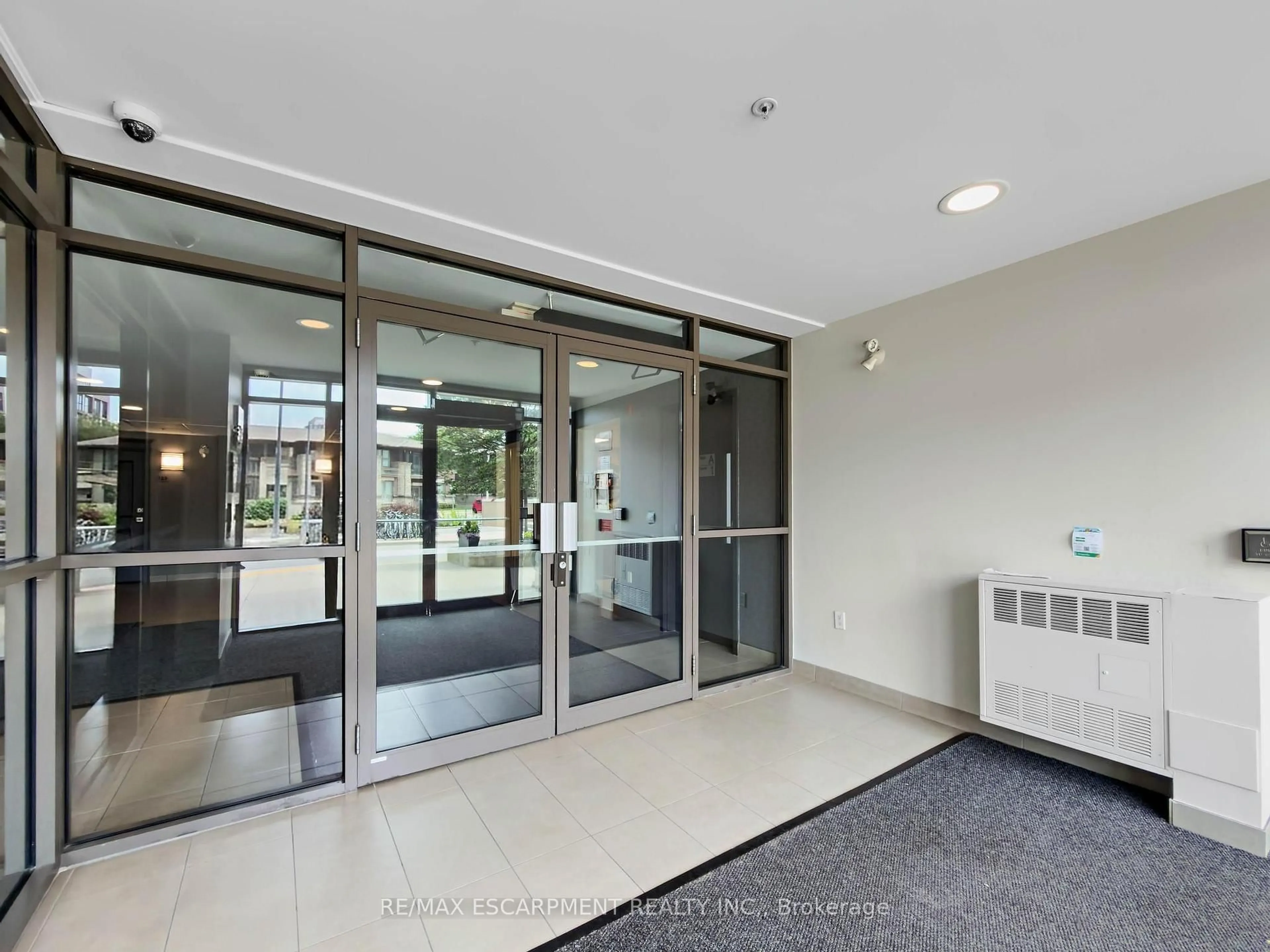 Indoor foyer for 5010 Corporate Dr #109, Burlington Ontario L7L 0H6