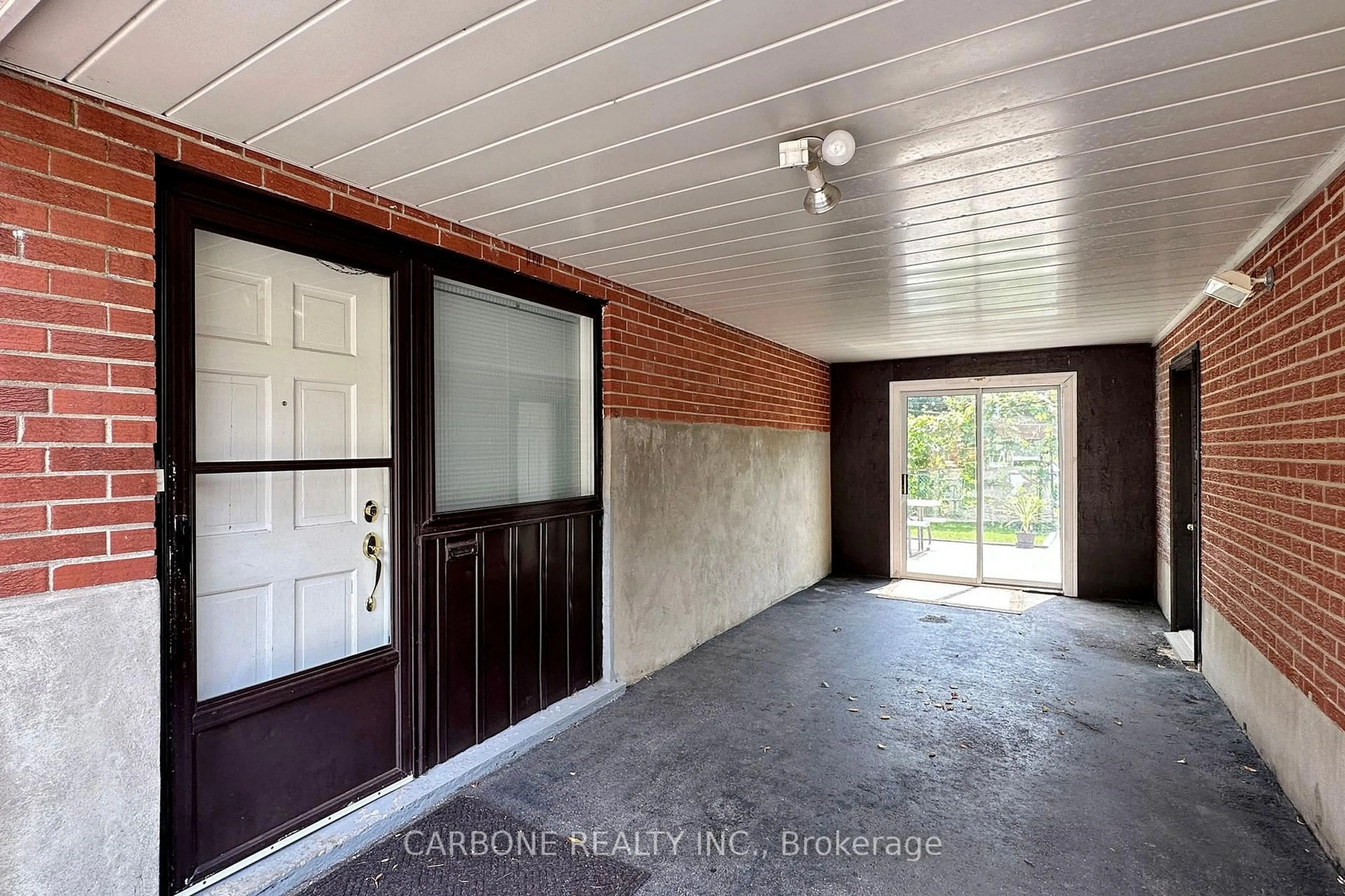 Indoor entryway for 105 Hallsport Cres, Toronto Ontario M3M 2K5