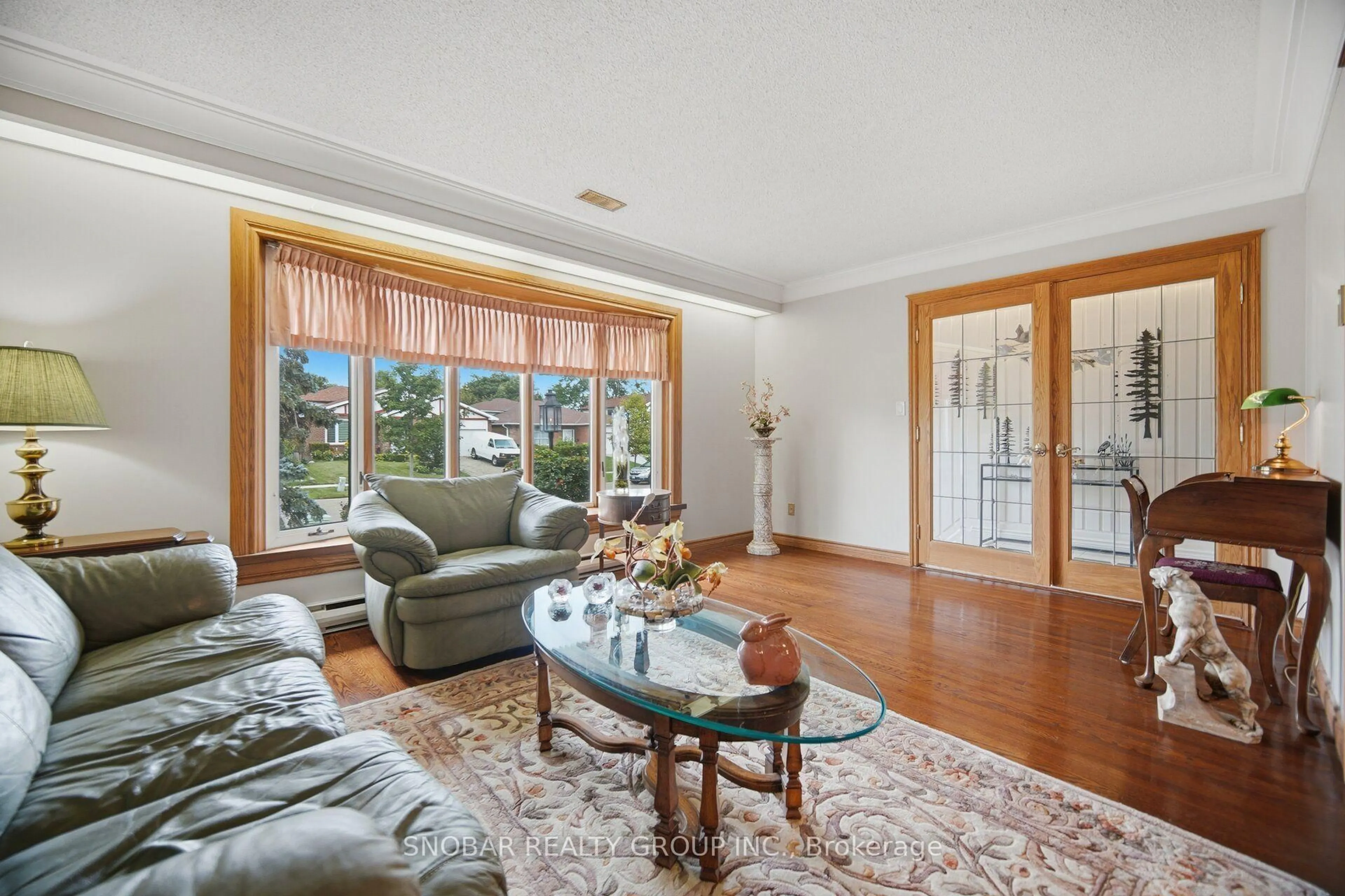 Living room with furniture, unknown for 3176 Ibbetson Cres, Mississauga Ontario L5C 1Z2