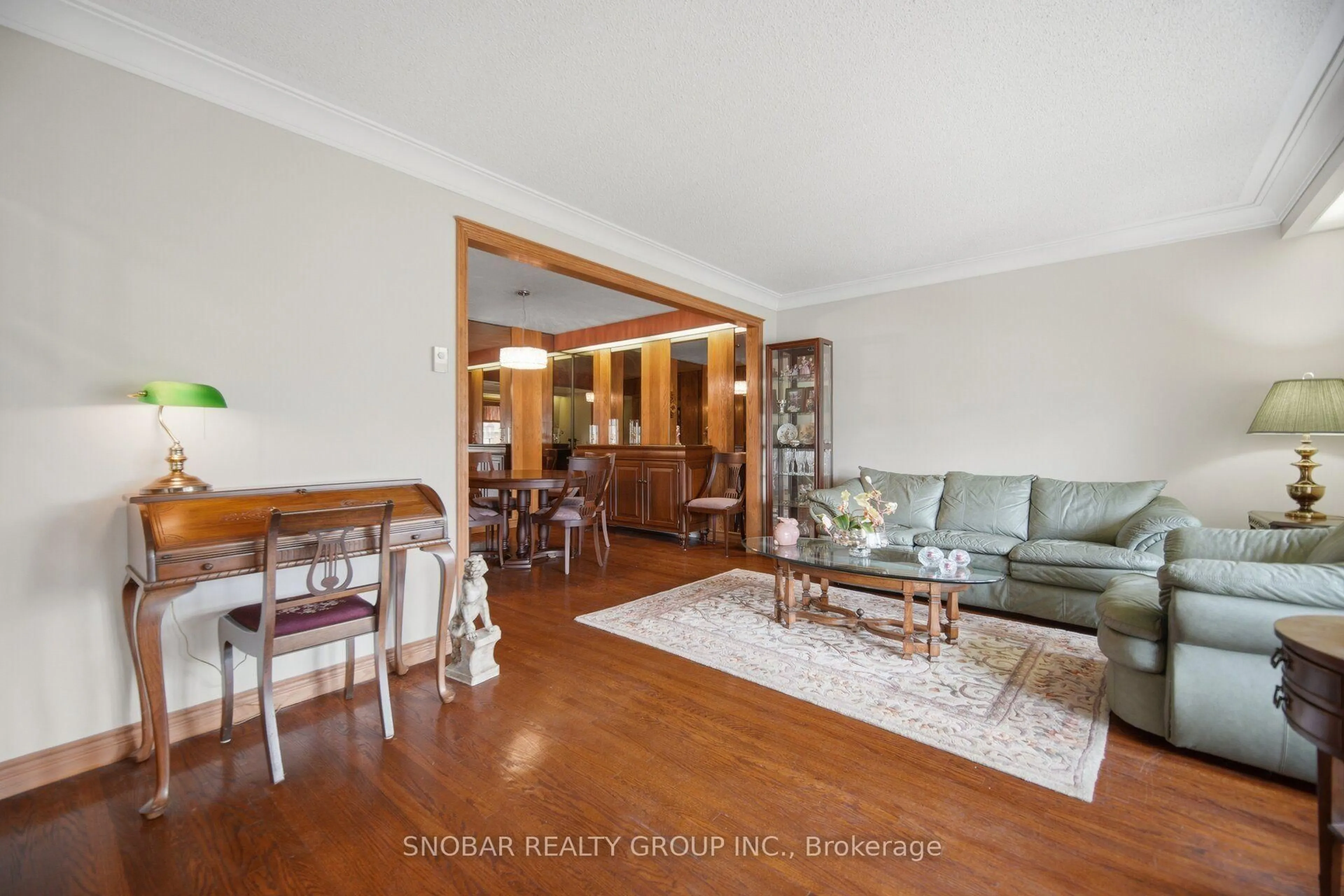 Living room with furniture, wood/laminate floor for 3176 Ibbetson Cres, Mississauga Ontario L5C 1Z2