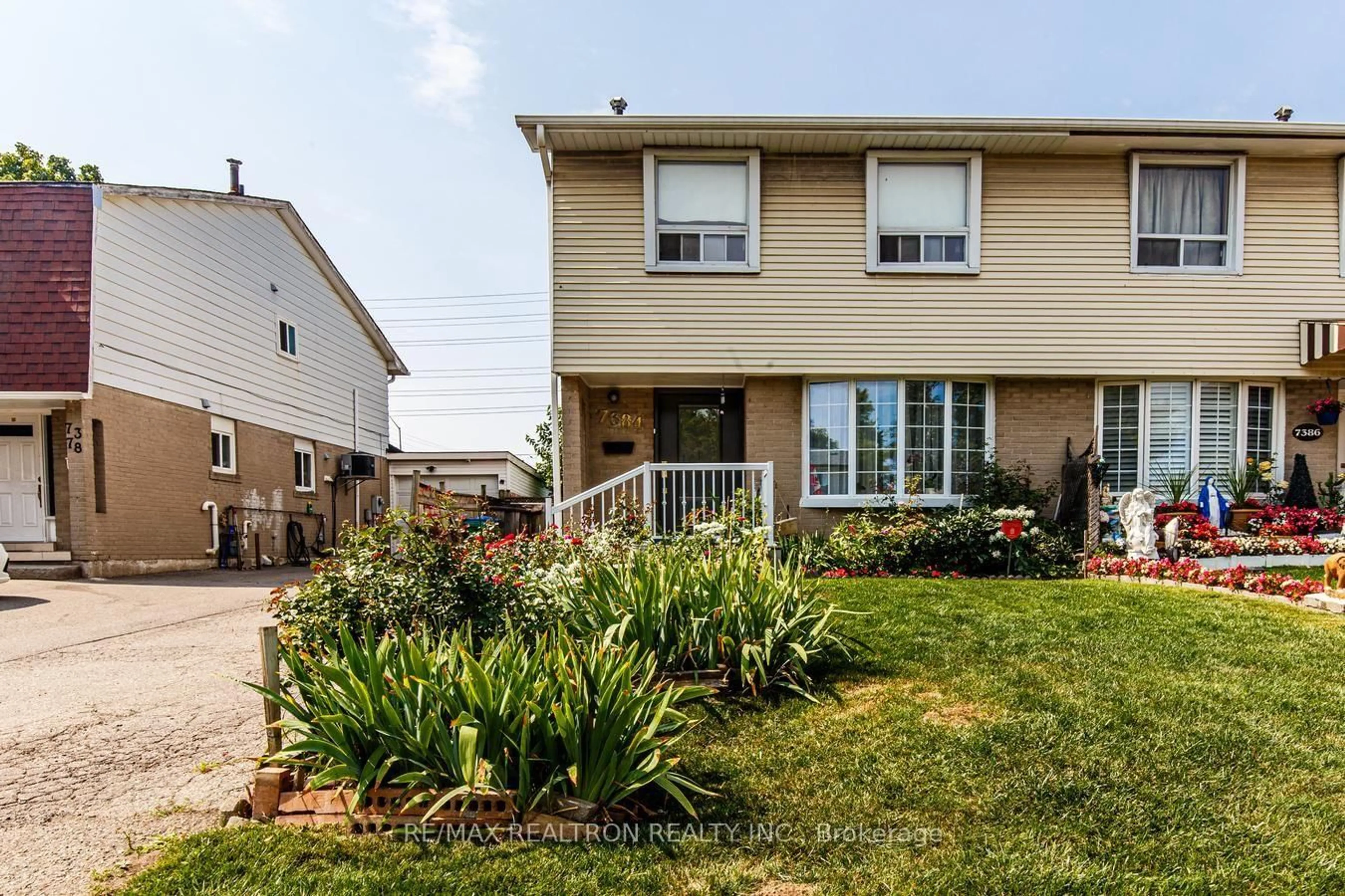 Home with vinyl exterior material, street for 7384 Sills Rd, Mississauga Ontario L4T 2K1