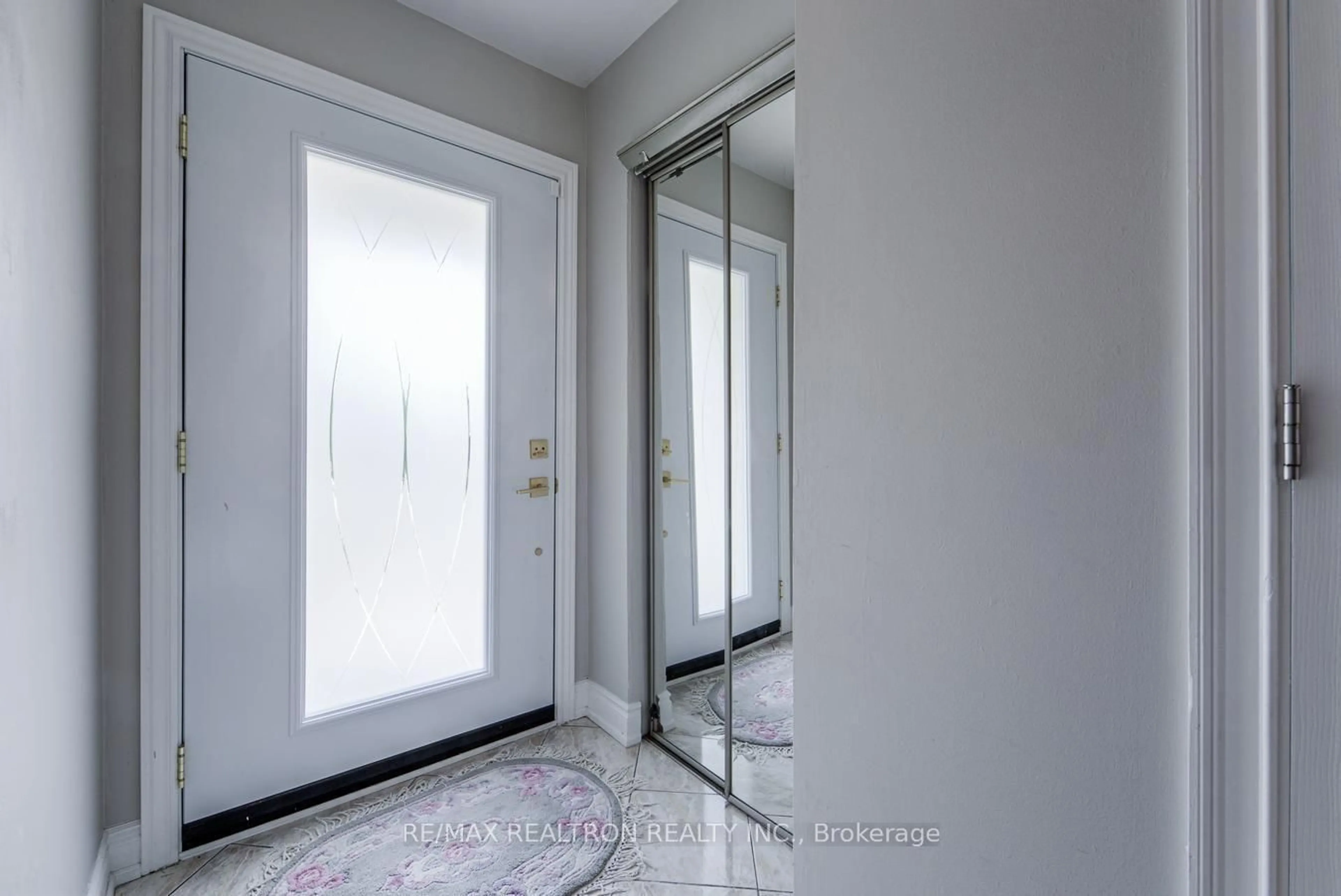 Indoor entryway for 7384 Sills Rd, Mississauga Ontario L4T 2K1