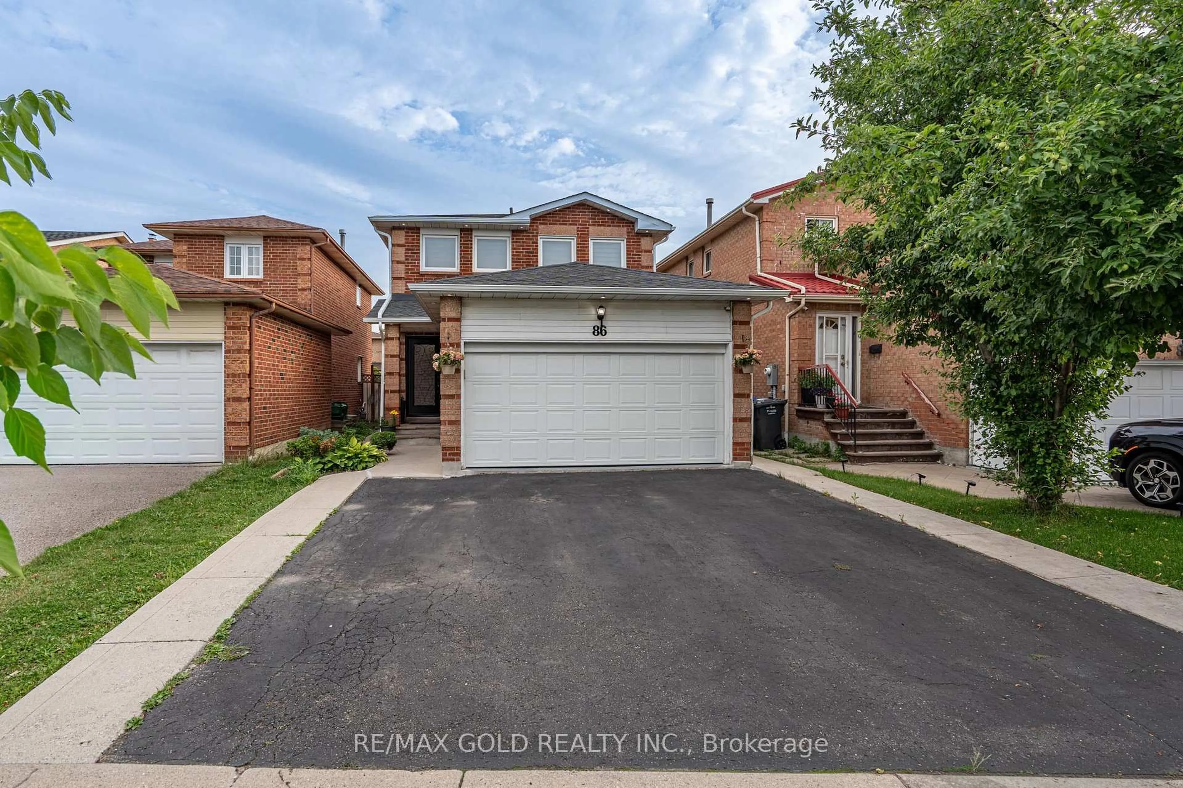 A pic from outside/outdoor area/front of a property/back of a property/a pic from drone, street for 86 Whitehaven Dr, Brampton Ontario L6Z 2R4