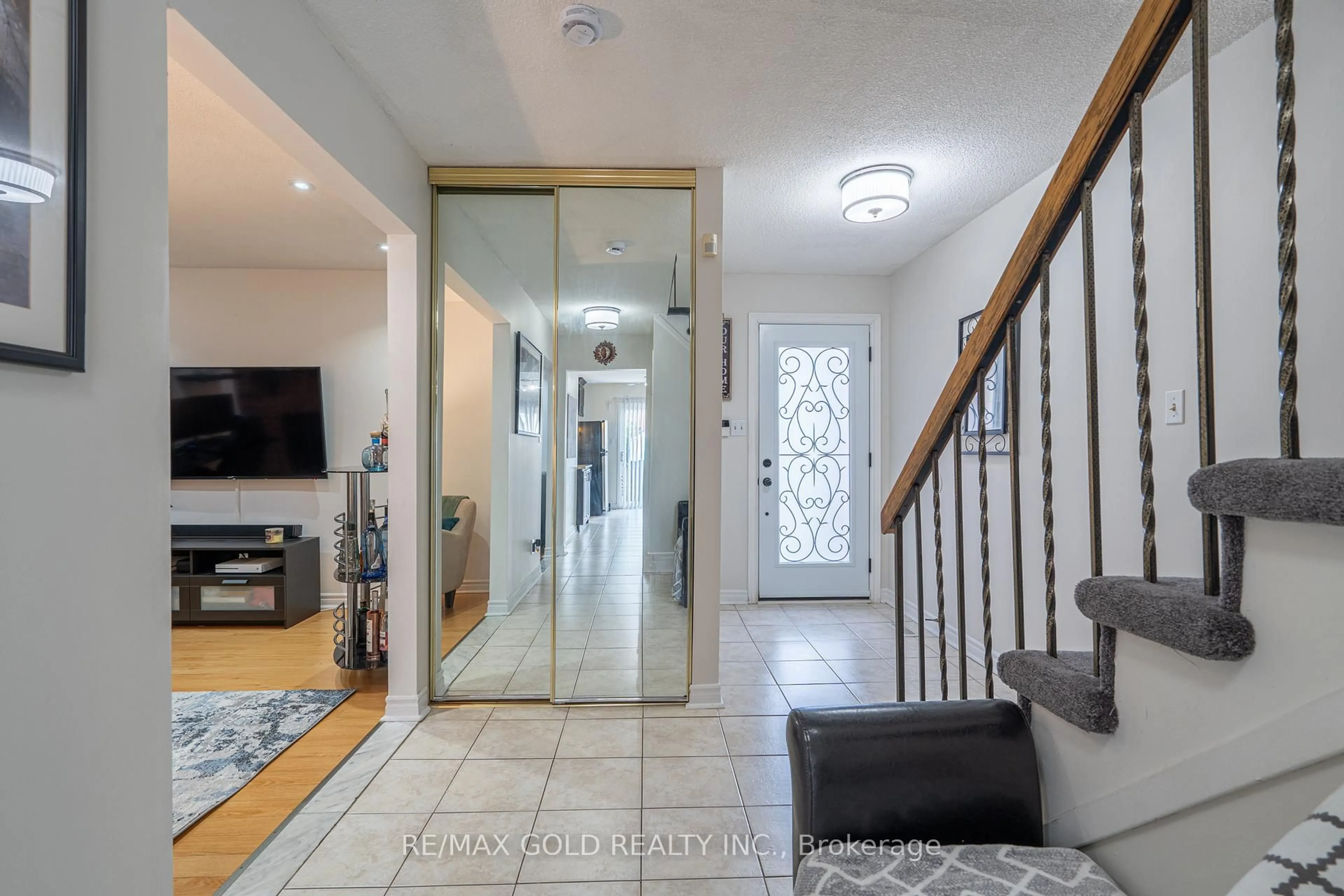 Indoor entryway for 86 Whitehaven Dr, Brampton Ontario L6Z 2R4