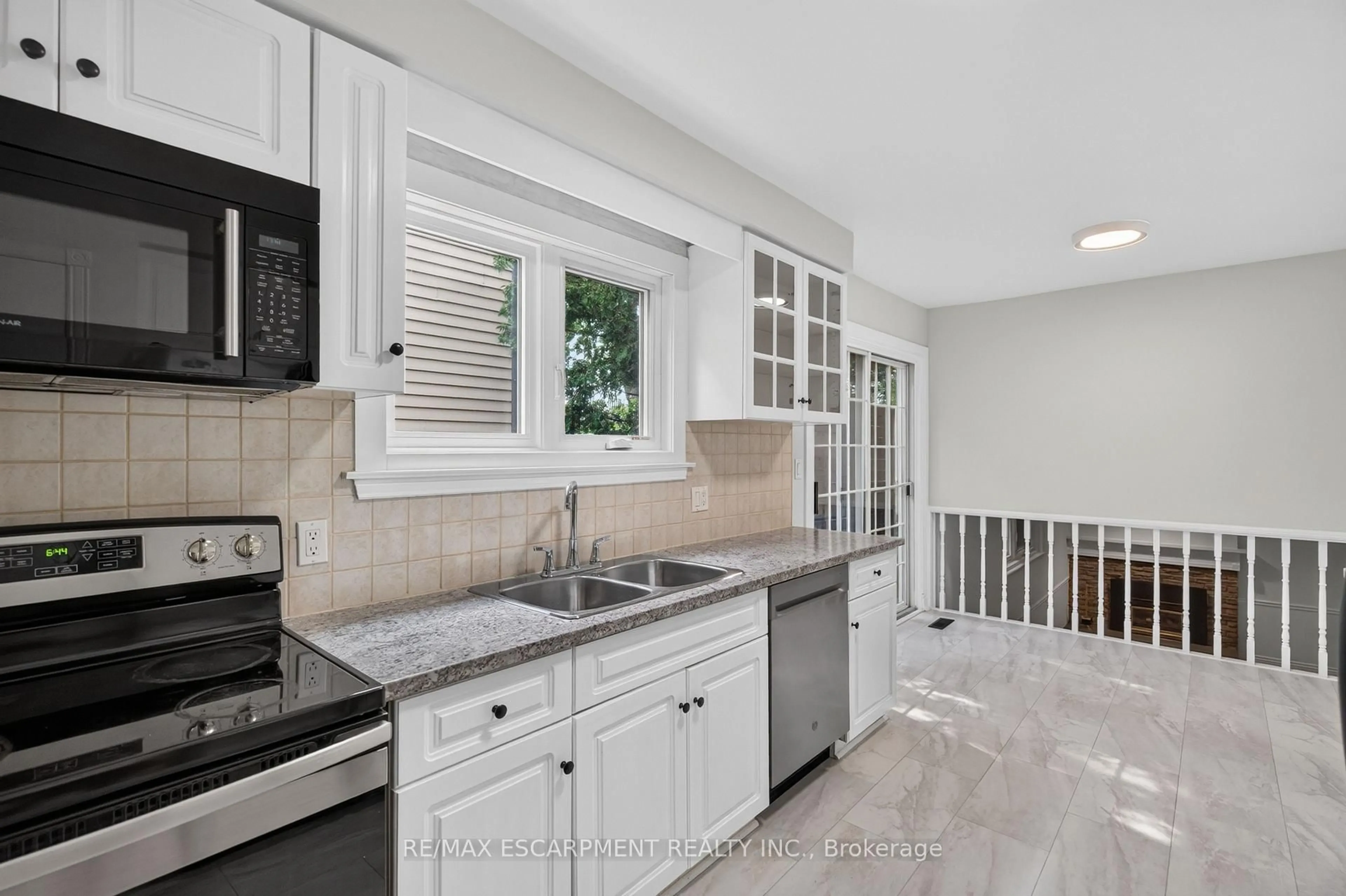 Open concept kitchen, ceramic/tile floor for 3401 Rockwood Dr, Burlington Ontario L7N 3H6