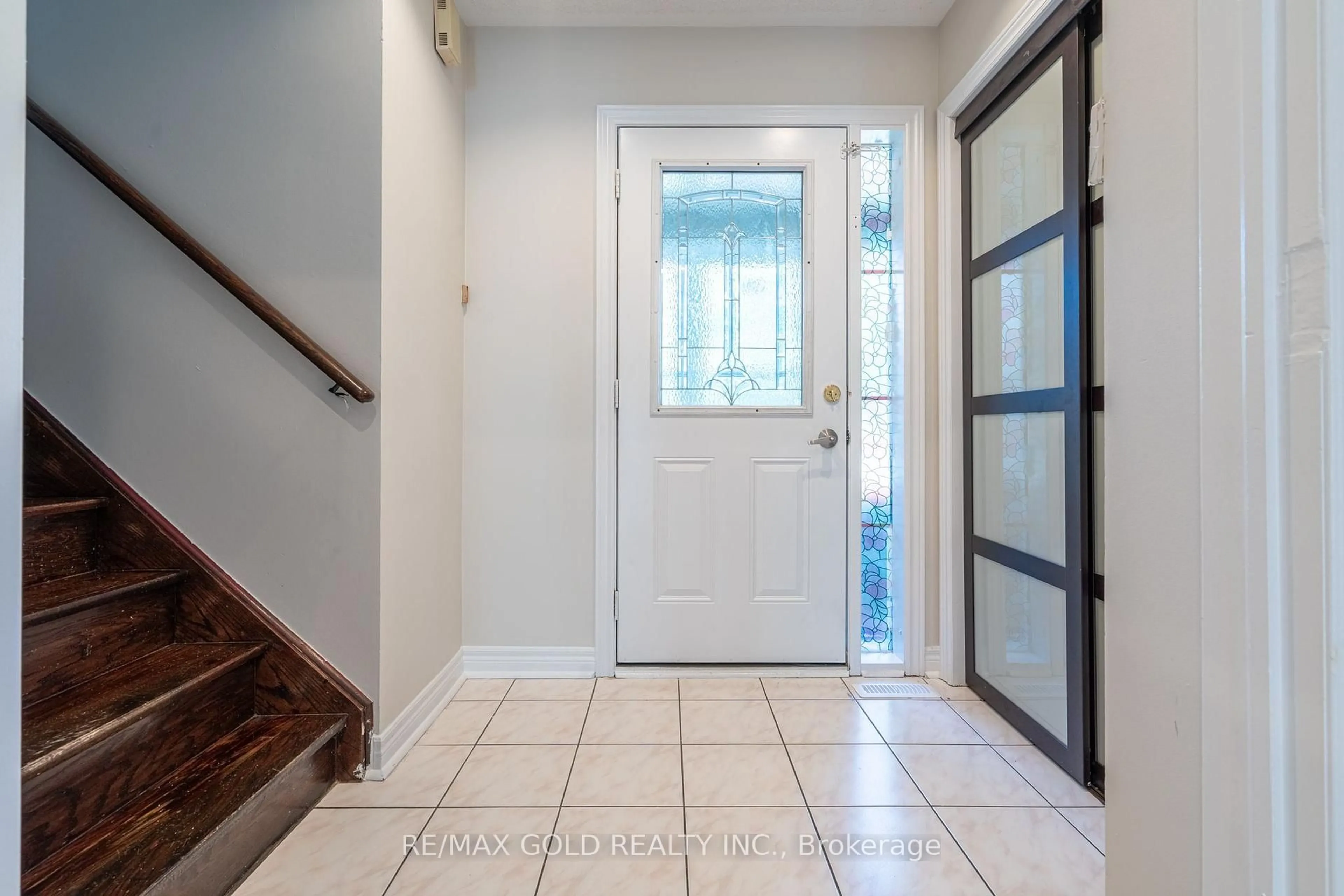 Indoor entryway for 121 Bighorn Cres, Brampton Ontario L6R 1G2