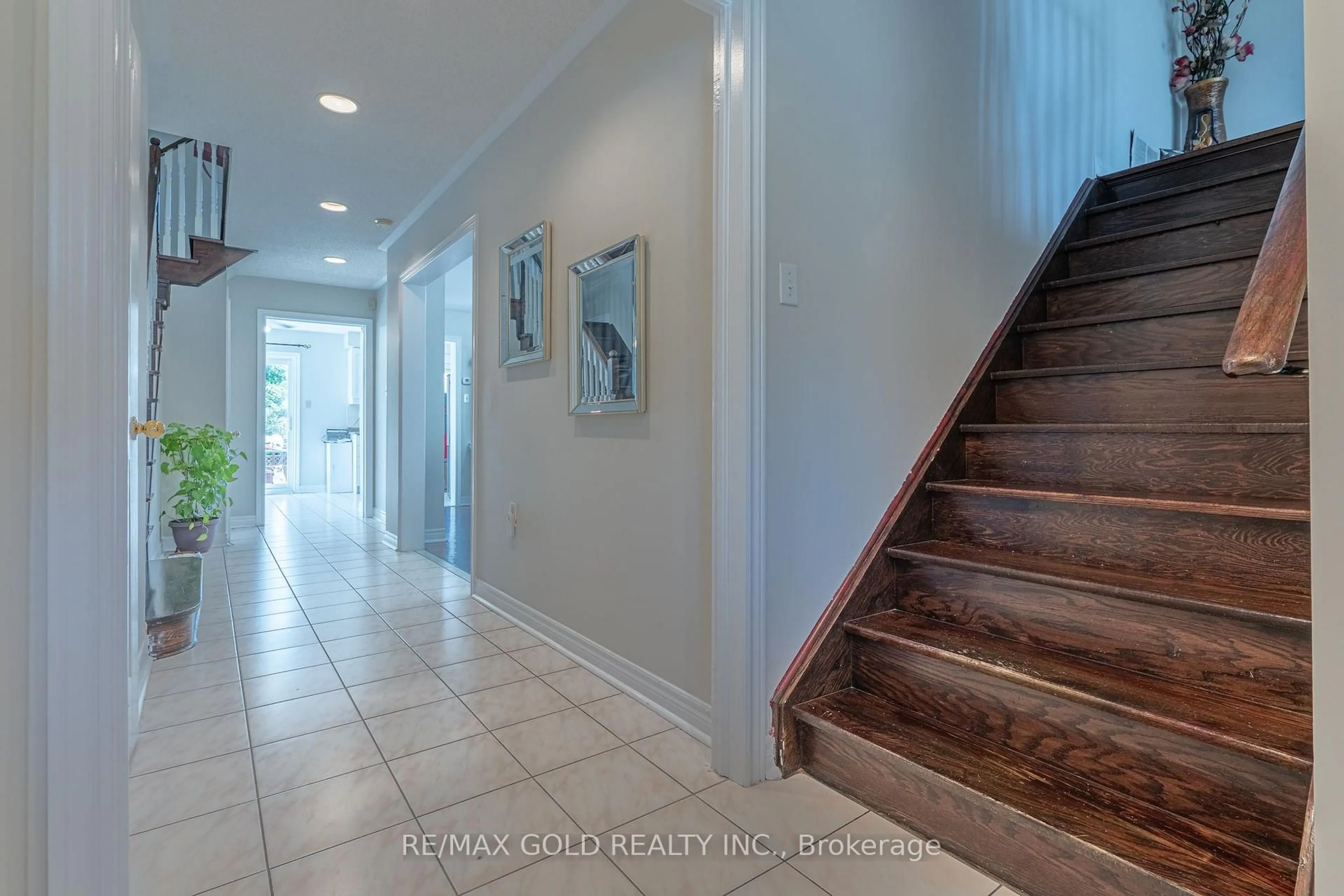 Indoor entryway for 121 Bighorn Cres, Brampton Ontario L6R 1G2