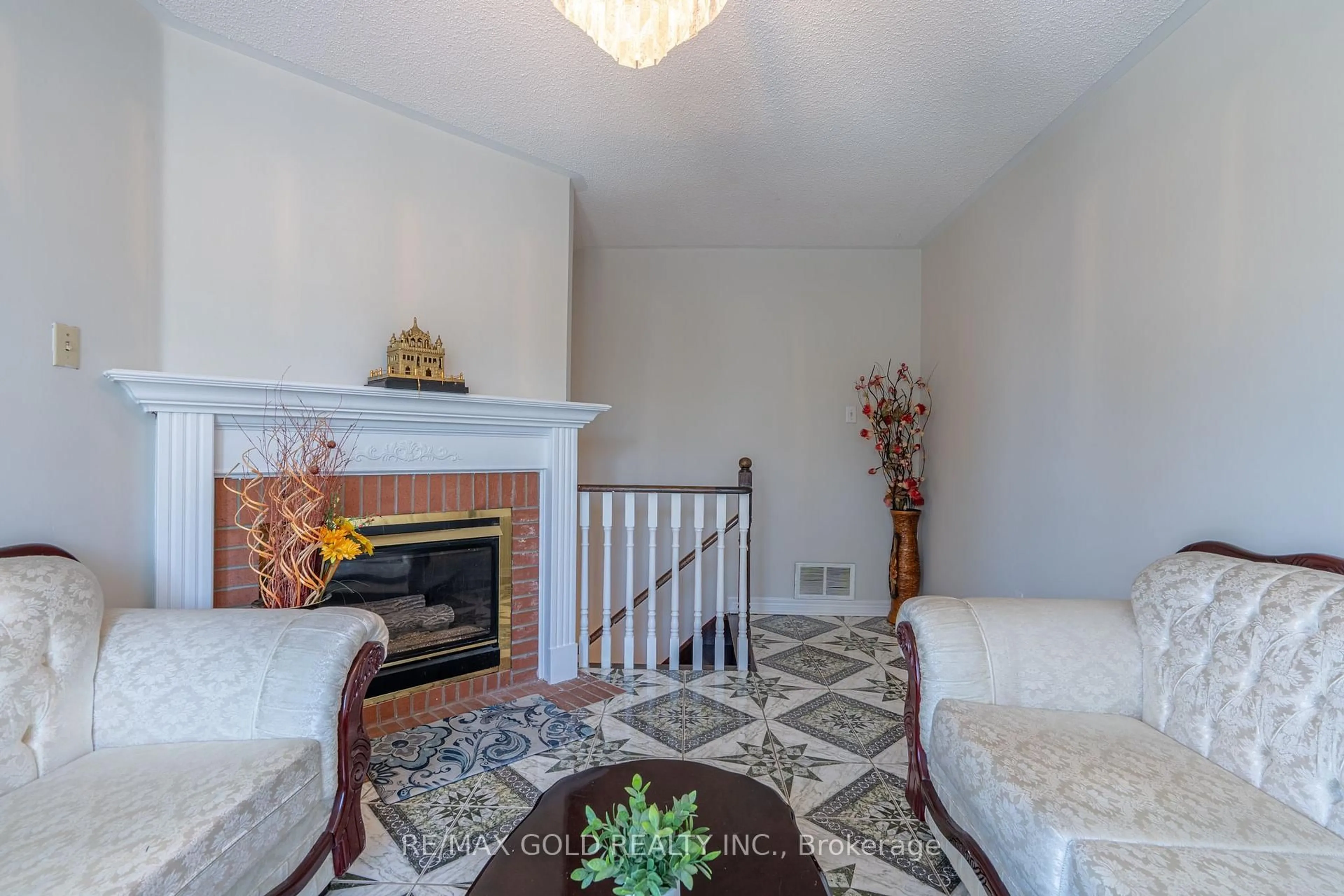 Living room with furniture, unknown for 121 Bighorn Cres, Brampton Ontario L6R 1G2