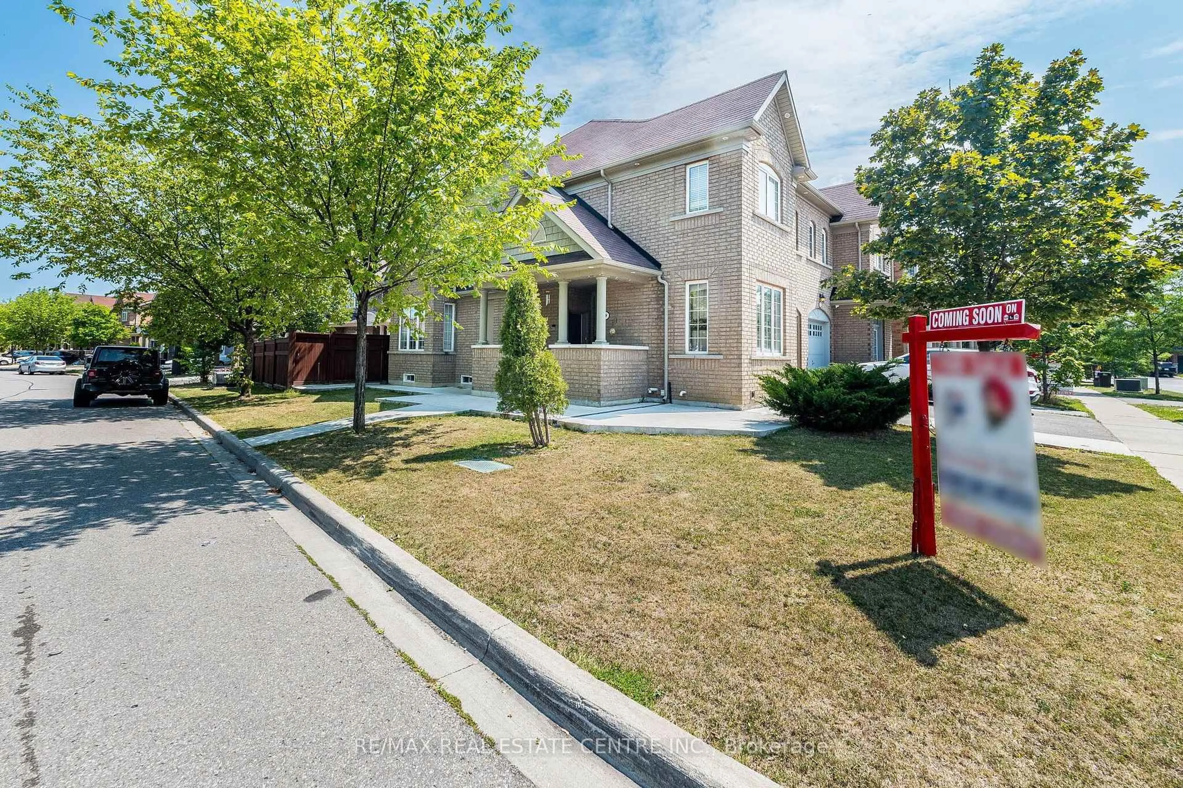 A pic from outside/outdoor area/front of a property/back of a property/a pic from drone, street for 9 Loftsmoor Dr, Brampton Ontario L6R 3R7