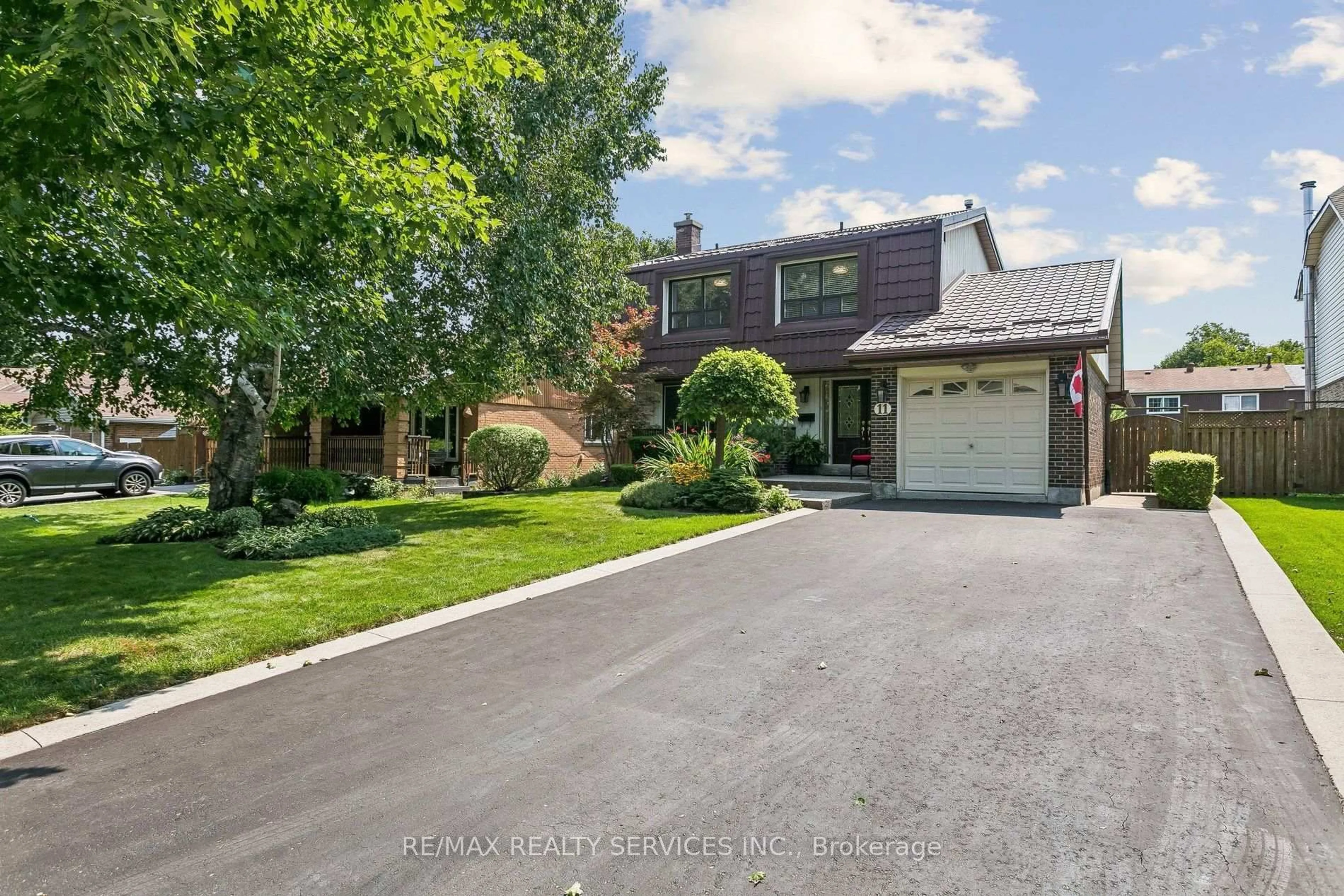 A pic from outside/outdoor area/front of a property/back of a property/a pic from drone, street for 11 Longbourne Cres, Brampton Ontario L6S 2R8