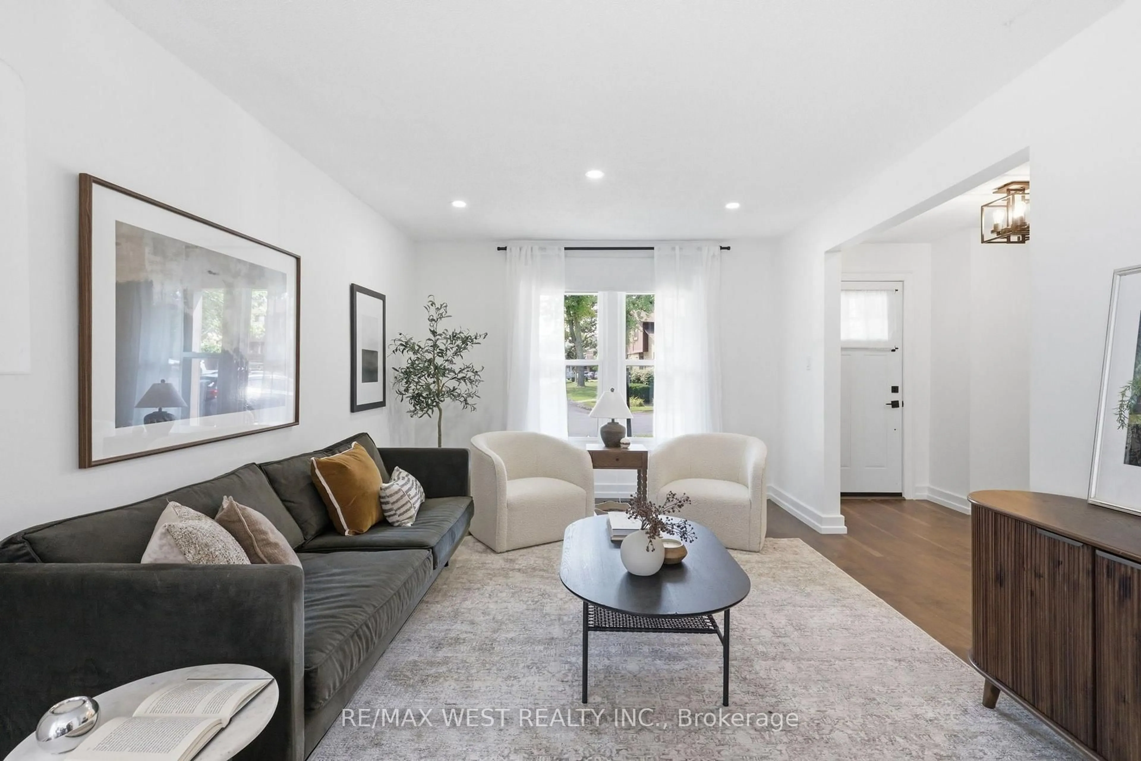 Living room with furniture, unknown for 6650 Falconer Dr #112, Mississauga Ontario L5N 1B5