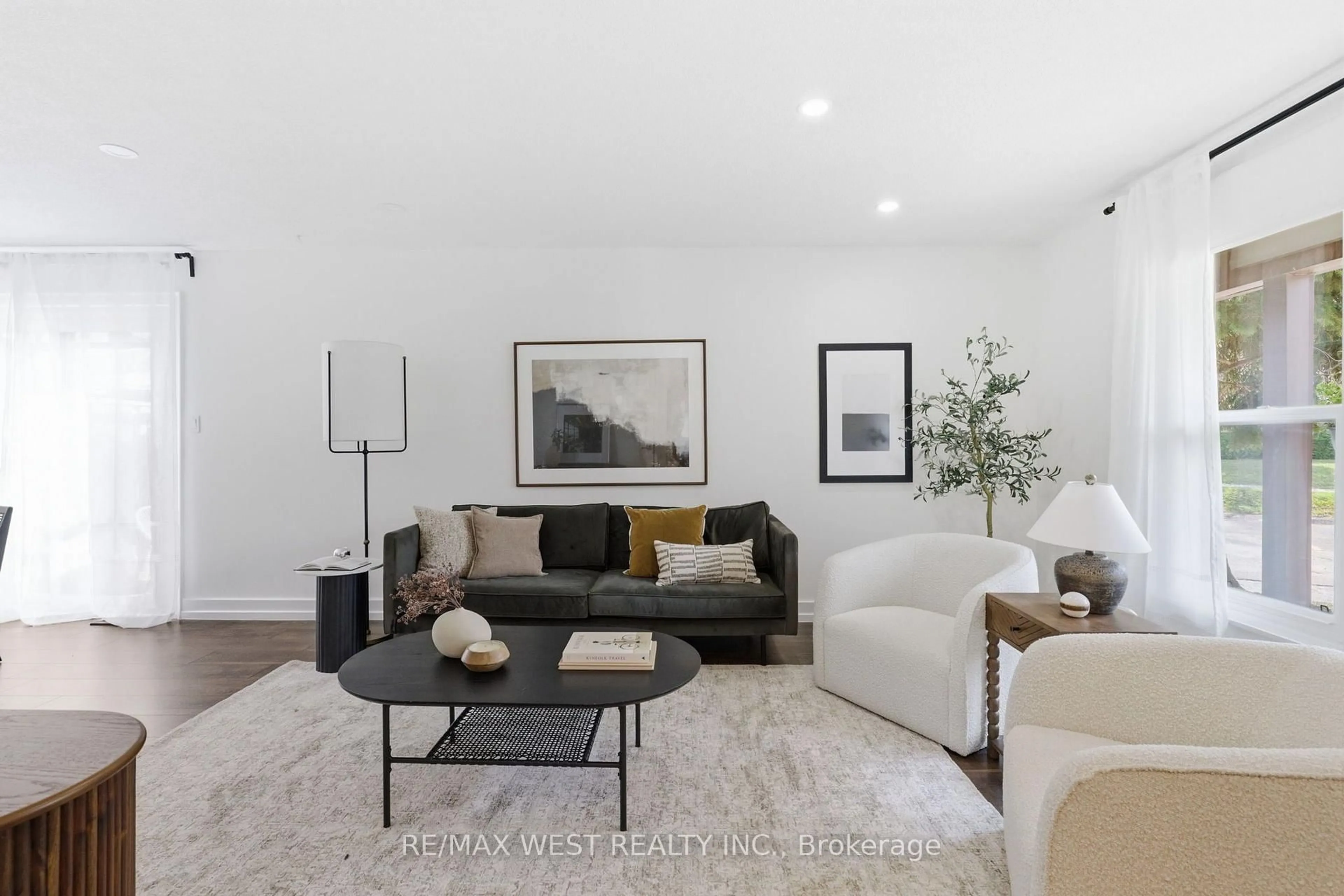 Living room with furniture, unknown for 6650 Falconer Dr #112, Mississauga Ontario L5N 1B5