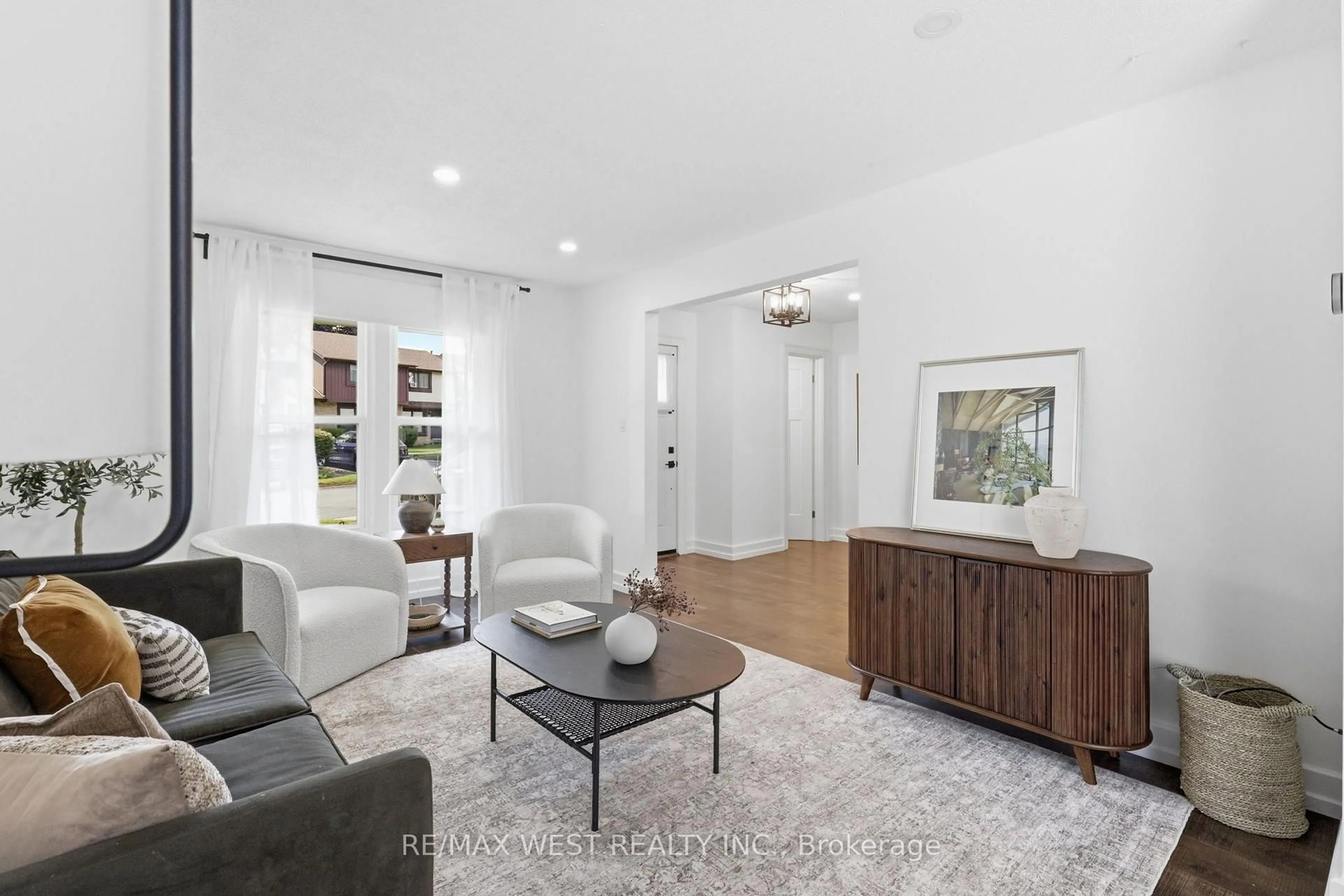 Living room with furniture, unknown for 6650 Falconer Dr #112, Mississauga Ontario L5N 1B5