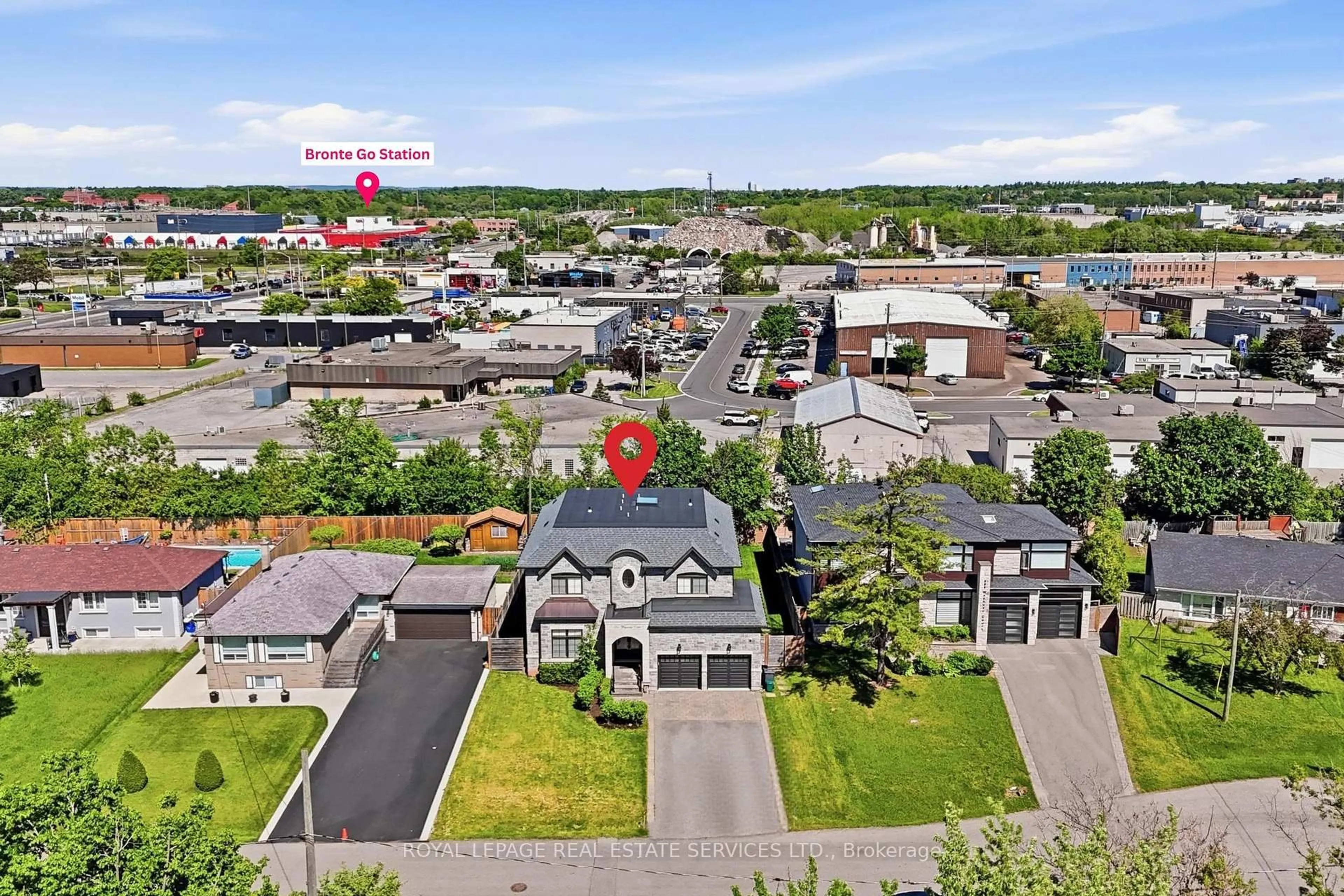 A pic from outside/outdoor area/front of a property/back of a property/a pic from drone, street for 584 Weynway Crt, Oakville Ontario L6L 4G7